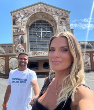 Thiago Asmar Instagram - Nessa quinta, vou passar pela primeira cirurgia da minha vida! Sim, estou ansioso… Mas não tenho medo, porque minha fé não deixa! Prefiro acreditar em Deus e em nossa senhora Aparecida! Hoje, fui com a energia maravilhosa do amor da minha vida em Aparecida pedir a proteção deles e escutei o seguinte: “as dificuldades aparecem, mas se você tiver Deus ao seu lado, você tem que acreditar que vai passar por elas e aprender com elas!” Será uma cirurgia na cervical, por causa de um problema que poderia se agravar no futuro! Com Deus e com as pessoas que eu amo, eu estou pronto pra esse desafio! Peço a oração e a energia positiva de todos que têm carinho por mim! FÉ E ALEGRIA SEMPRE! Obrigado, @paulomoll por todo o carinho e todo o cuidado que está tendo comigo!