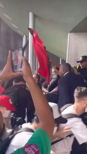 Thiago Asmar Instagram - PROFESSORES DE SINDICATO LIGADO AO PT E AO MST INVADEM E DEPREDAM A ASSEMBLEIA LEGISLATIVA DO PARANÁ! PEGARÃO QUANTOS ANOS DE PRISÃO?