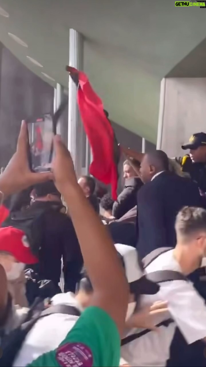 Thiago Asmar - 46.1K Likes - PROFESSORES DE SINDICATO LIGADO AO PT E AO MST INVADEM E DEPREDAM A ASSEMBLEIA LEGISLATIVA DO PARANĆ! PEGARĆO QUANTOS ANOS DE PRISĆO?