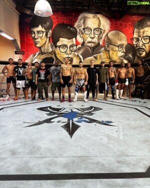 Thiago Moises Instagram - OS FIGHTING NERDS CHEGAM EM PESO NO UFC MAIS UMA VEZ! @thiagomoisesmma é @thenightmare_170 representam o time no UFC LOUISVILLE e mostram que seguimos com o nosso TAKEOVER! 

Esse camp foi construído com a soma de muitas pessoas e fica aqui nossa gratidão pelos esforços 🙌🏻🙏🏻 Agradecimentos especiais para as equipes @vale_top__team e @americantopteam que estão juntos nessas lutas.

Arte @gustavooroque