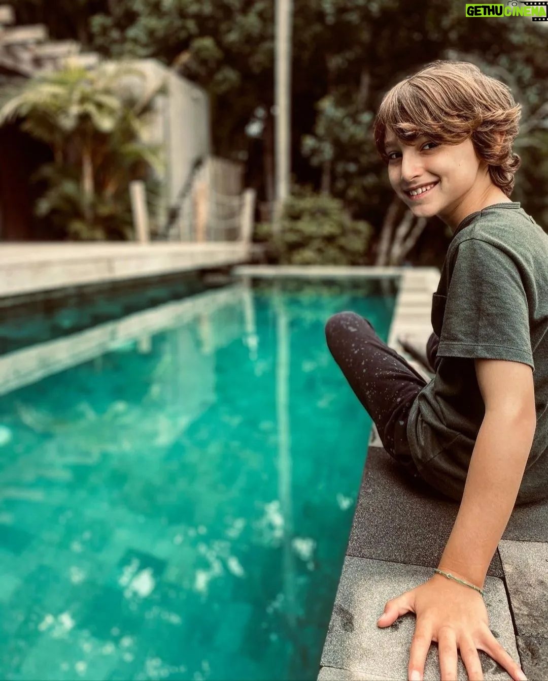 Thiago Rodrigues - 3 Likes - Gabriel meu filho, hoje é teu dia! 15 anos! Eu te amo tanto!
Eu amo tudo em você! Tenho um orgulho imenso de ser teu pai!
Peço a Deus todos os dias, TODOS, que ele ilumine seus passos e seus sonhos! Eu estarei sempre aqui pra ajudar, suportar, abraçar e amar todas as suas escolhas.
Muitas vezes a vida nos coloca no caminho da provação! Frustrações doloridas, ansiedades e a sensação de estar fora da rota! Assim que é! Ok, vamos em frente! Mas Deus deu armas a todos para que possam superar esses obstáculos, seguir em frente, pra lutar e conquistar! O trabalho de casa é reconhecer essas armas, apurar nossas habilidades específicas e traçar objetivos, um a um! Cair e levantar com a alegria de saber que tudo vai dar certo!
Apesar de saber que só você será capaz de desbravar essas trilhas tortuosas da vida, saiba, você nunca estará sozinho! Dói aí, dói aqui! Vence aí, venço e celebro aqui! Pra sempre! Até o fim!!!
Parabéns meu filho, eu te amo muito!
❤️