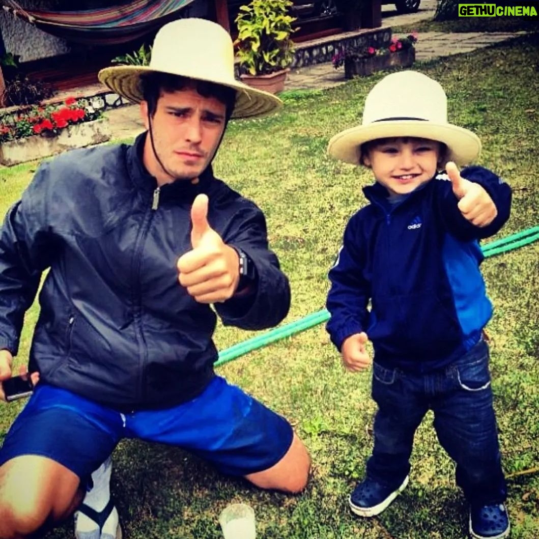 Thiago Rodrigues - 3 Likes - Gabriel meu filho, hoje é teu dia! 15 anos! Eu te amo tanto!
Eu amo tudo em você! Tenho um orgulho imenso de ser teu pai!
Peço a Deus todos os dias, TODOS, que ele ilumine seus passos e seus sonhos! Eu estarei sempre aqui pra ajudar, suportar, abraçar e amar todas as suas escolhas.
Muitas vezes a vida nos coloca no caminho da provação! Frustrações doloridas, ansiedades e a sensação de estar fora da rota! Assim que é! Ok, vamos em frente! Mas Deus deu armas a todos para que possam superar esses obstáculos, seguir em frente, pra lutar e conquistar! O trabalho de casa é reconhecer essas armas, apurar nossas habilidades específicas e traçar objetivos, um a um! Cair e levantar com a alegria de saber que tudo vai dar certo!
Apesar de saber que só você será capaz de desbravar essas trilhas tortuosas da vida, saiba, você nunca estará sozinho! Dói aí, dói aqui! Vence aí, venço e celebro aqui! Pra sempre! Até o fim!!!
Parabéns meu filho, eu te amo muito!
❤️