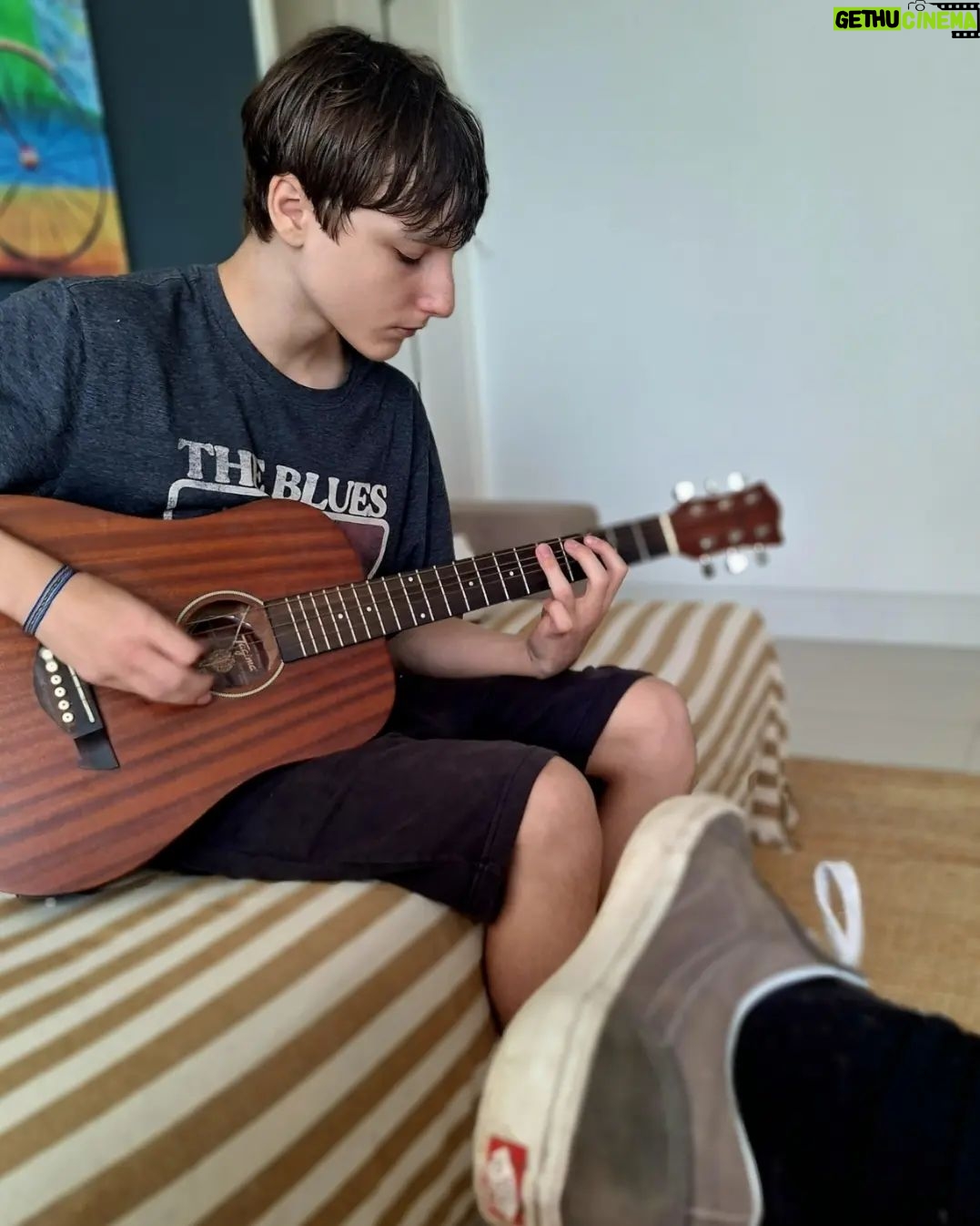 Thiago Rodrigues - 3 Likes - Gabriel meu filho, hoje é teu dia! 15 anos! Eu te amo tanto!
Eu amo tudo em você! Tenho um orgulho imenso de ser teu pai!
Peço a Deus todos os dias, TODOS, que ele ilumine seus passos e seus sonhos! Eu estarei sempre aqui pra ajudar, suportar, abraçar e amar todas as suas escolhas.
Muitas vezes a vida nos coloca no caminho da provação! Frustrações doloridas, ansiedades e a sensação de estar fora da rota! Assim que é! Ok, vamos em frente! Mas Deus deu armas a todos para que possam superar esses obstáculos, seguir em frente, pra lutar e conquistar! O trabalho de casa é reconhecer essas armas, apurar nossas habilidades específicas e traçar objetivos, um a um! Cair e levantar com a alegria de saber que tudo vai dar certo!
Apesar de saber que só você será capaz de desbravar essas trilhas tortuosas da vida, saiba, você nunca estará sozinho! Dói aí, dói aqui! Vence aí, venço e celebro aqui! Pra sempre! Até o fim!!!
Parabéns meu filho, eu te amo muito!
❤️