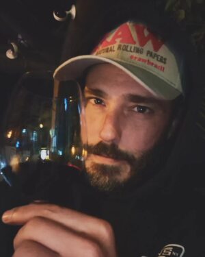 Thiago Rodrigues Instagram - Noite maravilhosa, fria e maravilhosa aqui em Santa Catarina! 🍷