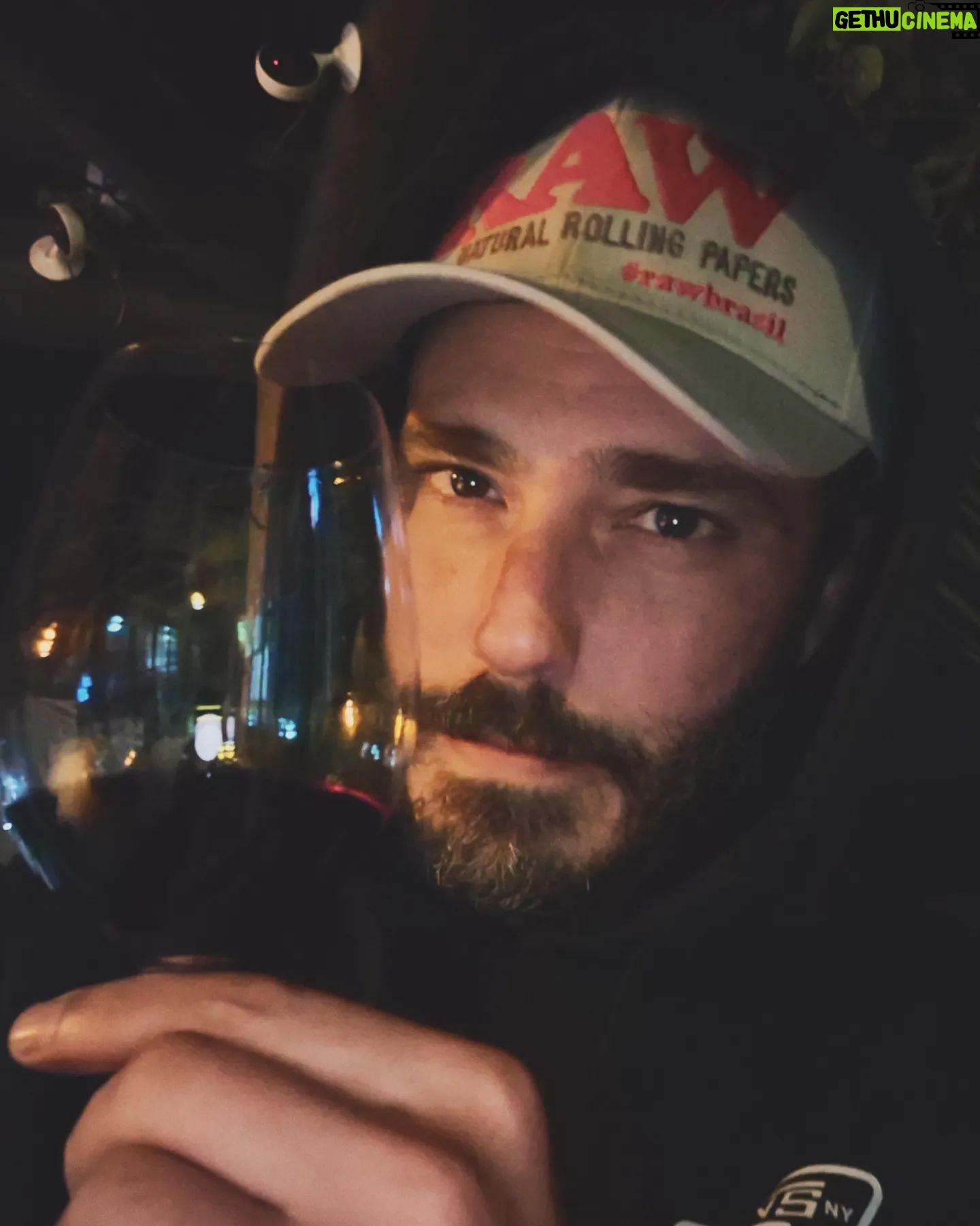 Thiago Rodrigues - 3 Likes - Noite maravilhosa, fria e maravilhosa aqui em Santa Catarina! 🍷