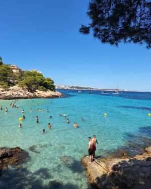 Thiago Rodrigues Instagram - Que praia linda, um azul divino, um convite irrecusável!!! Mallorca certamente é uma das moradas de Deus! 🇪🇦

#mallorca
#calacomtesa
#spain