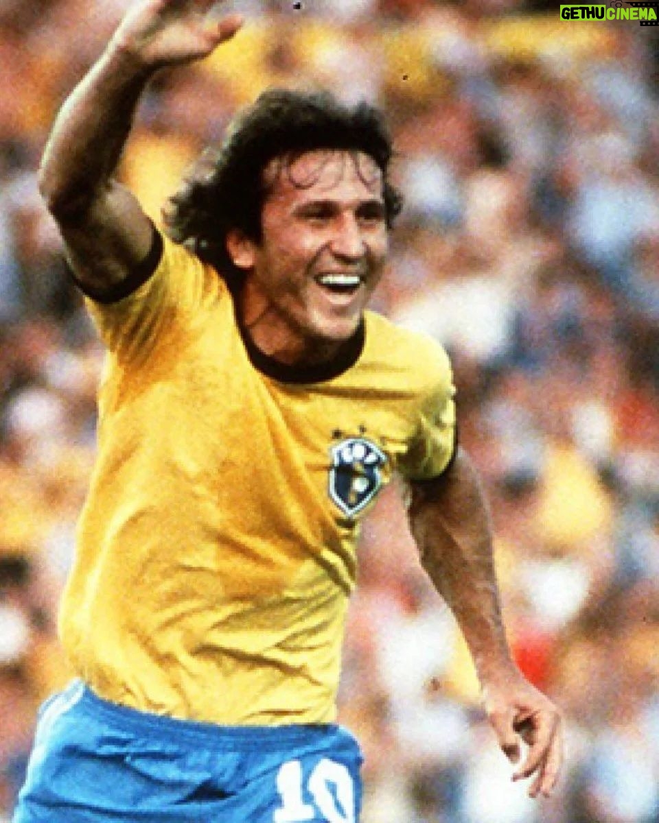 Thiago Rodrigues - 3 Likes - O futebol brasileiro não é mais o mesmo! Mas não só o futebol! O mundo mudou, as pessoas mudaram, e nessa ciranda cirandinha, deixamos muitas coisas pelo caminho. Isso acontece na vida pessoal de cada um, muitas vezes deixamos as armas que Deus nos presenteou pra trás, e também acontece no coletivo, no inconsciente coletivo de um dos maiores orgulhos nacionais, a seleção brasileira de futebol!
Antigamente, os brasileiros sabiam e sentiam que a seleção era do povo, tinha a cara do povo, expressava em campo o que o povo sentia todos os dias na vida, havia uma simbiose entre cidadão comum e o camisa 10 do Brasil. Éramos todos mais semelhantes. Hoje, a seleção é de uma CBF falida moralmente! Uma organização cheia de defeitos, histórias e mais histórias cabeludas de conchavos e corrupção. Presidentes presos, foragidos, outros que ninguém sabe de onde surgiram. Um negócio, apenas um grande negócio.
O Neymar é craque, mas quem é Savinho?(com todo respeito) Como olhar pra nossa lateral esquerda e não pensar que durante anos o Roberto Carlos vestiu a camisa 6? E o Zico? E o Pelé? Meu Deus do céu!!! Rivelino, Romário, Ronaldo, Ronaldinho Gaúcho, Rivaldo, Bebeto, Gerson, Aldair, Garrincha, Falcão. São tantos! O que aconteceu com esse berço infinito de craques "made in Brazil" ? As críticas esportivas são levadas para o lado pessoal! Ninguém pode criticar o jogador! São intocáveis! Ah é recalque, é inveja... Não senhor! Pensem, reflitam, olhem pro passado!
Acho que deveríamos voltar a ter mata mata no campeonato brasileiro, esporte de regularidade é RALÍ! Rali dos sertões, Paris Dakar. Nesse esporte o mais regular é o melhor, mas no futebol? Na Europa pode ser assim, mas porquê aqui? Aqui sempre o melhor foi o time que naquele dia soube decidir, naquele jogo, naquele lance! Fomos forjados assim! Agora nessa onda de copiar tudo que se vê na Europa, deixamos nosso poder de decisão pra trás... Futebol brasileiro nunca foi nem nunca será esporte de regularidade! Os mais jovens nunca vão entender o que foi torcer pela seleção mais temida do universo!
Mas o problema é bem mais complexo, bem mais!