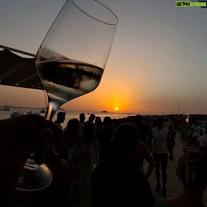 Thiago Rodrigues - 3 Likes - Ibiza sem filtros com meu carinho @marizaffari por do sol inesquecível! 🇪🇦❤️
#ibiza
#spain
#winelover