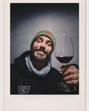 Thiago Rodrigues Instagram - 13 graus não tem erro, mete o agasalho e abre um vinho... 🍷🤟🏼😉🧊

#winelover
#polaroid