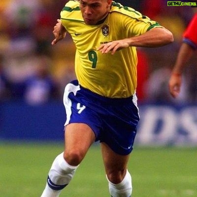 Thiago Rodrigues - 3 Likes - O futebol brasileiro não é mais o mesmo! Mas não só o futebol! O mundo mudou, as pessoas mudaram, e nessa ciranda cirandinha, deixamos muitas coisas pelo caminho. Isso acontece na vida pessoal de cada um, muitas vezes deixamos as armas que Deus nos presenteou pra trás, e também acontece no coletivo, no inconsciente coletivo de um dos maiores orgulhos nacionais, a seleção brasileira de futebol!
Antigamente, os brasileiros sabiam e sentiam que a seleção era do povo, tinha a cara do povo, expressava em campo o que o povo sentia todos os dias na vida, havia uma simbiose entre cidadão comum e o camisa 10 do Brasil. Éramos todos mais semelhantes. Hoje, a seleção é de uma CBF falida moralmente! Uma organização cheia de defeitos, histórias e mais histórias cabeludas de conchavos e corrupção. Presidentes presos, foragidos, outros que ninguém sabe de onde surgiram. Um negócio, apenas um grande negócio.
O Neymar é craque, mas quem é Savinho?(com todo respeito) Como olhar pra nossa lateral esquerda e não pensar que durante anos o Roberto Carlos vestiu a camisa 6? E o Zico? E o Pelé? Meu Deus do céu!!! Rivelino, Romário, Ronaldo, Ronaldinho Gaúcho, Rivaldo, Bebeto, Gerson, Aldair, Garrincha, Falcão. São tantos! O que aconteceu com esse berço infinito de craques "made in Brazil" ? As críticas esportivas são levadas para o lado pessoal! Ninguém pode criticar o jogador! São intocáveis! Ah é recalque, é inveja... Não senhor! Pensem, reflitam, olhem pro passado!
Acho que deveríamos voltar a ter mata mata no campeonato brasileiro, esporte de regularidade é RALÍ! Rali dos sertões, Paris Dakar. Nesse esporte o mais regular é o melhor, mas no futebol? Na Europa pode ser assim, mas porquê aqui? Aqui sempre o melhor foi o time que naquele dia soube decidir, naquele jogo, naquele lance! Fomos forjados assim! Agora nessa onda de copiar tudo que se vê na Europa, deixamos nosso poder de decisão pra trás... Futebol brasileiro nunca foi nem nunca será esporte de regularidade! Os mais jovens nunca vão entender o que foi torcer pela seleção mais temida do universo!
Mas o problema é bem mais complexo, bem mais!