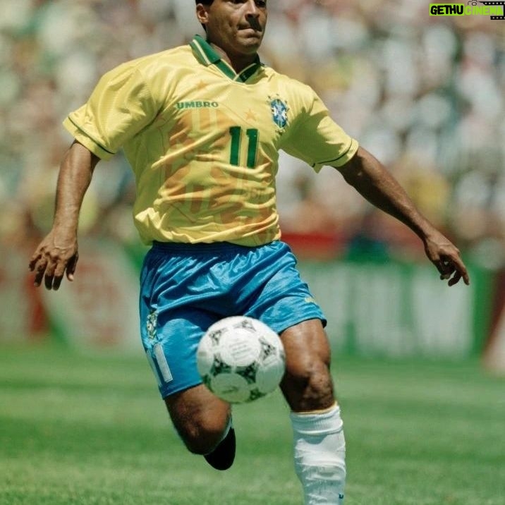 Thiago Rodrigues - 3 Likes - O futebol brasileiro não é mais o mesmo! Mas não só o futebol! O mundo mudou, as pessoas mudaram, e nessa ciranda cirandinha, deixamos muitas coisas pelo caminho. Isso acontece na vida pessoal de cada um, muitas vezes deixamos as armas que Deus nos presenteou pra trás, e também acontece no coletivo, no inconsciente coletivo de um dos maiores orgulhos nacionais, a seleção brasileira de futebol!
Antigamente, os brasileiros sabiam e sentiam que a seleção era do povo, tinha a cara do povo, expressava em campo o que o povo sentia todos os dias na vida, havia uma simbiose entre cidadão comum e o camisa 10 do Brasil. Éramos todos mais semelhantes. Hoje, a seleção é de uma CBF falida moralmente! Uma organização cheia de defeitos, histórias e mais histórias cabeludas de conchavos e corrupção. Presidentes presos, foragidos, outros que ninguém sabe de onde surgiram. Um negócio, apenas um grande negócio.
O Neymar é craque, mas quem é Savinho?(com todo respeito) Como olhar pra nossa lateral esquerda e não pensar que durante anos o Roberto Carlos vestiu a camisa 6? E o Zico? E o Pelé? Meu Deus do céu!!! Rivelino, Romário, Ronaldo, Ronaldinho Gaúcho, Rivaldo, Bebeto, Gerson, Aldair, Garrincha, Falcão. São tantos! O que aconteceu com esse berço infinito de craques "made in Brazil" ? As críticas esportivas são levadas para o lado pessoal! Ninguém pode criticar o jogador! São intocáveis! Ah é recalque, é inveja... Não senhor! Pensem, reflitam, olhem pro passado!
Acho que deveríamos voltar a ter mata mata no campeonato brasileiro, esporte de regularidade é RALÍ! Rali dos sertões, Paris Dakar. Nesse esporte o mais regular é o melhor, mas no futebol? Na Europa pode ser assim, mas porquê aqui? Aqui sempre o melhor foi o time que naquele dia soube decidir, naquele jogo, naquele lance! Fomos forjados assim! Agora nessa onda de copiar tudo que se vê na Europa, deixamos nosso poder de decisão pra trás... Futebol brasileiro nunca foi nem nunca será esporte de regularidade! Os mais jovens nunca vão entender o que foi torcer pela seleção mais temida do universo!
Mas o problema é bem mais complexo, bem mais!