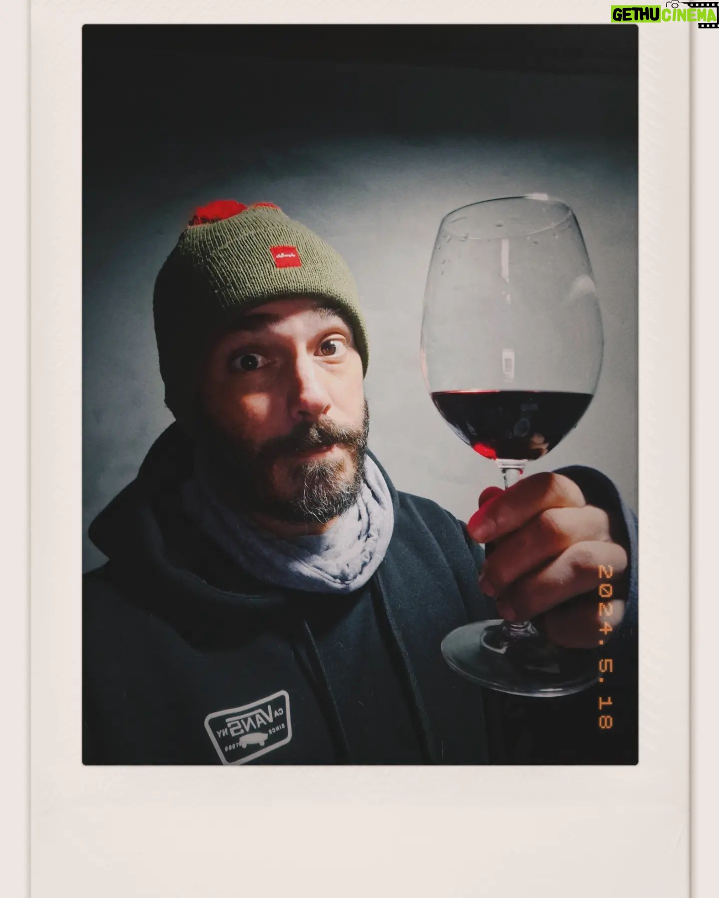 Thiago Rodrigues - 3 Likes - 13 graus não tem erro, mete o agasalho e abre um vinho... 🍷🤟🏼😉🧊
#winelover
#polaroid