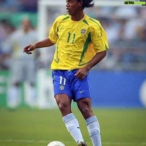 Thiago Rodrigues - 3 Likes - O futebol brasileiro não é mais o mesmo! Mas não só o futebol! O mundo mudou, as pessoas mudaram, e nessa ciranda cirandinha, deixamos muitas coisas pelo caminho. Isso acontece na vida pessoal de cada um, muitas vezes deixamos as armas que Deus nos presenteou pra trás, e também acontece no coletivo, no inconsciente coletivo de um dos maiores orgulhos nacionais, a seleção brasileira de futebol!
Antigamente, os brasileiros sabiam e sentiam que a seleção era do povo, tinha a cara do povo, expressava em campo o que o povo sentia todos os dias na vida, havia uma simbiose entre cidadão comum e o camisa 10 do Brasil. Éramos todos mais semelhantes. Hoje, a seleção é de uma CBF falida moralmente! Uma organização cheia de defeitos, histórias e mais histórias cabeludas de conchavos e corrupção. Presidentes presos, foragidos, outros que ninguém sabe de onde surgiram. Um negócio, apenas um grande negócio.
O Neymar é craque, mas quem é Savinho?(com todo respeito) Como olhar pra nossa lateral esquerda e não pensar que durante anos o Roberto Carlos vestiu a camisa 6? E o Zico? E o Pelé? Meu Deus do céu!!! Rivelino, Romário, Ronaldo, Ronaldinho Gaúcho, Rivaldo, Bebeto, Gerson, Aldair, Garrincha, Falcão. São tantos! O que aconteceu com esse berço infinito de craques "made in Brazil" ? As críticas esportivas são levadas para o lado pessoal! Ninguém pode criticar o jogador! São intocáveis! Ah é recalque, é inveja... Não senhor! Pensem, reflitam, olhem pro passado!
Acho que deveríamos voltar a ter mata mata no campeonato brasileiro, esporte de regularidade é RALÍ! Rali dos sertões, Paris Dakar. Nesse esporte o mais regular é o melhor, mas no futebol? Na Europa pode ser assim, mas porquê aqui? Aqui sempre o melhor foi o time que naquele dia soube decidir, naquele jogo, naquele lance! Fomos forjados assim! Agora nessa onda de copiar tudo que se vê na Europa, deixamos nosso poder de decisão pra trás... Futebol brasileiro nunca foi nem nunca será esporte de regularidade! Os mais jovens nunca vão entender o que foi torcer pela seleção mais temida do universo!
Mas o problema é bem mais complexo, bem mais!