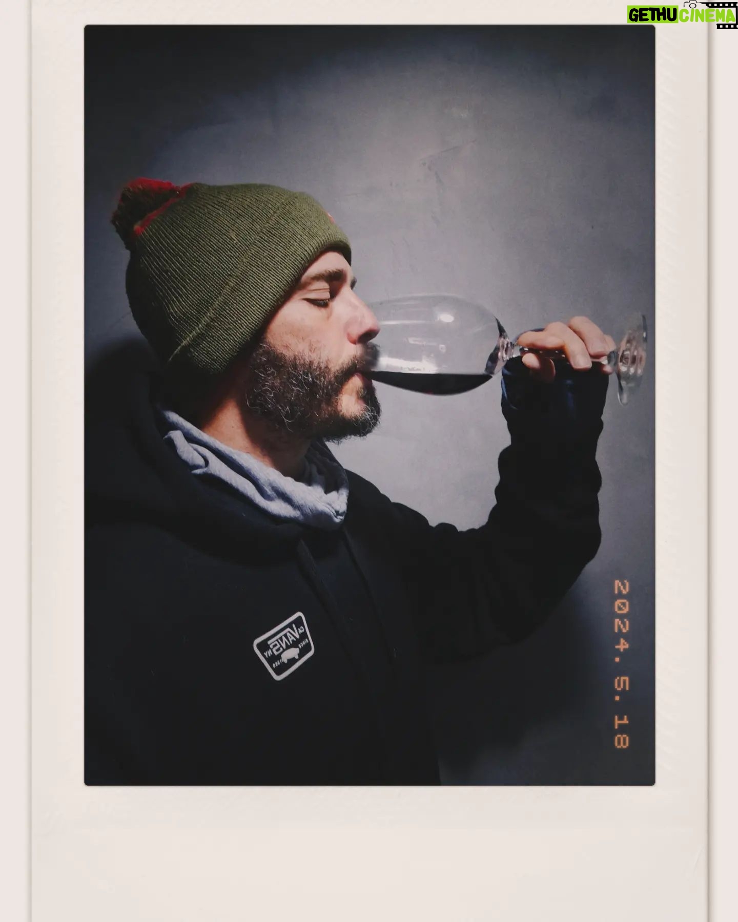 Thiago Rodrigues - 3 Likes - 13 graus não tem erro, mete o agasalho e abre um vinho... 🍷🤟🏼😉🧊
#winelover
#polaroid
