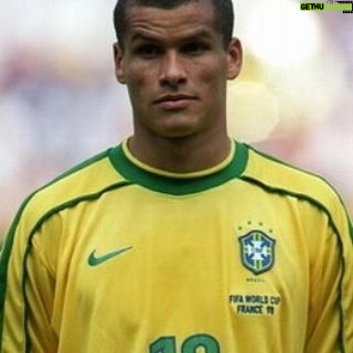 Thiago Rodrigues - 3 Likes - O futebol brasileiro não é mais o mesmo! Mas não só o futebol! O mundo mudou, as pessoas mudaram, e nessa ciranda cirandinha, deixamos muitas coisas pelo caminho. Isso acontece na vida pessoal de cada um, muitas vezes deixamos as armas que Deus nos presenteou pra trás, e também acontece no coletivo, no inconsciente coletivo de um dos maiores orgulhos nacionais, a seleção brasileira de futebol!
Antigamente, os brasileiros sabiam e sentiam que a seleção era do povo, tinha a cara do povo, expressava em campo o que o povo sentia todos os dias na vida, havia uma simbiose entre cidadão comum e o camisa 10 do Brasil. Éramos todos mais semelhantes. Hoje, a seleção é de uma CBF falida moralmente! Uma organização cheia de defeitos, histórias e mais histórias cabeludas de conchavos e corrupção. Presidentes presos, foragidos, outros que ninguém sabe de onde surgiram. Um negócio, apenas um grande negócio.
O Neymar é craque, mas quem é Savinho?(com todo respeito) Como olhar pra nossa lateral esquerda e não pensar que durante anos o Roberto Carlos vestiu a camisa 6? E o Zico? E o Pelé? Meu Deus do céu!!! Rivelino, Romário, Ronaldo, Ronaldinho Gaúcho, Rivaldo, Bebeto, Gerson, Aldair, Garrincha, Falcão. São tantos! O que aconteceu com esse berço infinito de craques "made in Brazil" ? As críticas esportivas são levadas para o lado pessoal! Ninguém pode criticar o jogador! São intocáveis! Ah é recalque, é inveja... Não senhor! Pensem, reflitam, olhem pro passado!
Acho que deveríamos voltar a ter mata mata no campeonato brasileiro, esporte de regularidade é RALÍ! Rali dos sertões, Paris Dakar. Nesse esporte o mais regular é o melhor, mas no futebol? Na Europa pode ser assim, mas porquê aqui? Aqui sempre o melhor foi o time que naquele dia soube decidir, naquele jogo, naquele lance! Fomos forjados assim! Agora nessa onda de copiar tudo que se vê na Europa, deixamos nosso poder de decisão pra trás... Futebol brasileiro nunca foi nem nunca será esporte de regularidade! Os mais jovens nunca vão entender o que foi torcer pela seleção mais temida do universo!
Mas o problema é bem mais complexo, bem mais!