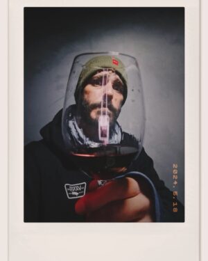Thiago Rodrigues Instagram - 13 graus não tem erro, mete o agasalho e abre um vinho... 🍷🤟🏼😉🧊

#winelover
#polaroid