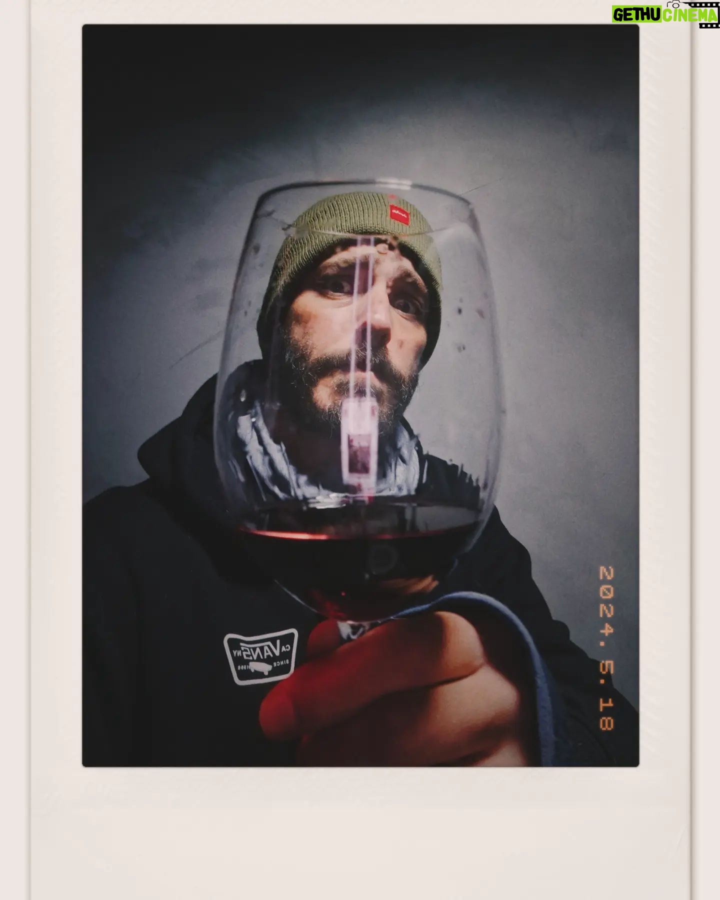 Thiago Rodrigues - 3 Likes - 13 graus não tem erro, mete o agasalho e abre um vinho... 🍷🤟🏼😉🧊
#winelover
#polaroid