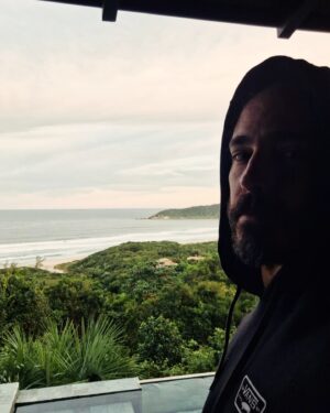 Thiago Rodrigues Instagram - Desde 1998 ou 99 venho a Praia do Rosa! Primeiro conheci a Guarda do Embaú, depois uns amigos me falaram da Praia do Rosa. E viemos de galera. Eram umas 3 ou 4 casas lotadas de amigos do Rio pra passar o reveillon... A gente vinha de carro, 13 horas e meia de estrada, minha mãe ficava louca! Pessoal do Rio sempre veio bastante pra essa região de Santa Catarina passar o verão. Voltei em 2000, 2004 e sei lá mais quantas vezes... Foram muitas! (Posso ter errado os anos) 
Em 2020 fiquei 10 meses aqui. Mais uma vez aqui estou desde setembro do ano passado nesse paraíso cheio de gente boa, com belezas naturais únicas! Lugar que fiz amigos e venho criando muitas lembranças futuras inesquecíveis... 
Eu aprendi a amar Santa Catarina. Um estado que sempre estará no meu caminho. SEMPRE! 
Depois da pandemia eu percebi que não precisamos estar em um grande centro, eu que sou nascido e criado na cidade do Rio de Janeiro, morei 4 anos em Lisboa. Mas é assim, se eu quiser, tomo café da manhã aqui no Rosa e almoço no Rio ou em São Paulo! 1 hora e 20 até lá! 
E a real é que nosso lar é onde estão nossos pensamentos e nosso coração! ❤️
