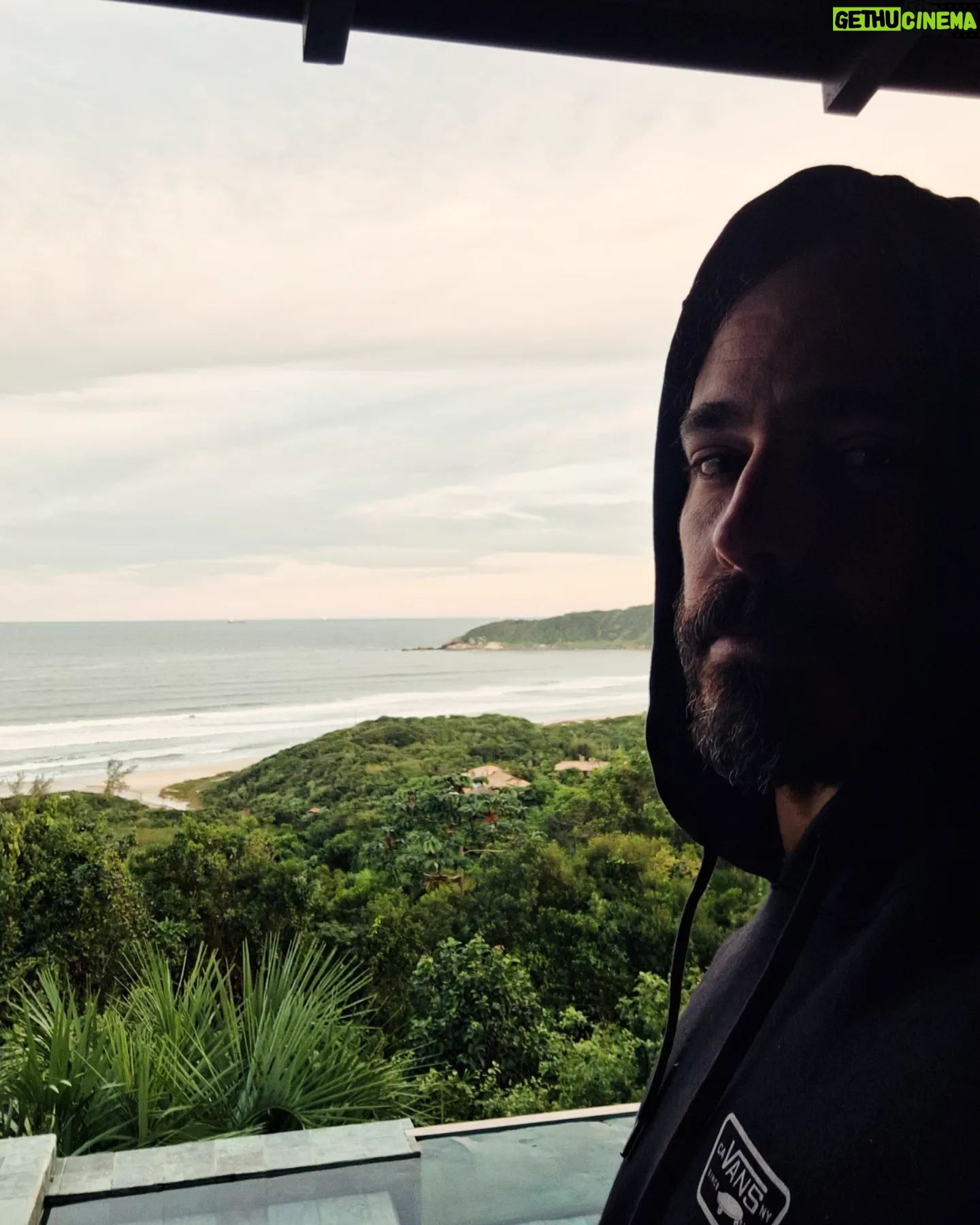 Thiago Rodrigues - 3 Likes - Desde 1998 ou 99 venho a Praia do Rosa! Primeiro conheci a Guarda do Embaú, depois uns amigos me falaram da Praia do Rosa. E viemos de galera. Eram umas 3 ou 4 casas lotadas de amigos do Rio pra passar o reveillon... A gente vinha de carro, 13 horas e meia de estrada, minha mãe ficava louca! Pessoal do Rio sempre veio bastante pra essa região de Santa Catarina passar o verão. Voltei em 2000, 2004 e sei lá mais quantas vezes... Foram muitas! (Posso ter errado os anos)
Em 2020 fiquei 10 meses aqui. Mais uma vez aqui estou desde setembro do ano passado nesse paraíso cheio de gente boa, com belezas naturais únicas! Lugar que fiz amigos e venho criando muitas lembranças futuras inesquecíveis...
Eu aprendi a amar Santa Catarina. Um estado que sempre estará no meu caminho. SEMPRE!
Depois da pandemia eu percebi que não precisamos estar em um grande centro, eu que sou nascido e criado na cidade do Rio de Janeiro, morei 4 anos em Lisboa. Mas é assim, se eu quiser, tomo café da manhã aqui no Rosa e almoço no Rio ou em São Paulo! 1 hora e 20 até lá!
E a real é que nosso lar é onde estão nossos pensamentos e nosso coração! ❤️