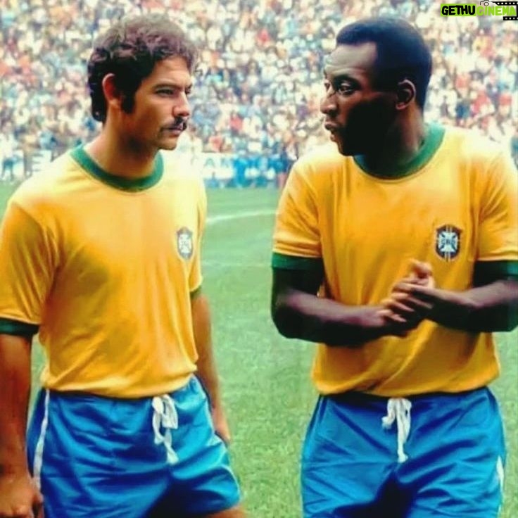 Thiago Rodrigues - 3 Likes - O futebol brasileiro não é mais o mesmo! Mas não só o futebol! O mundo mudou, as pessoas mudaram, e nessa ciranda cirandinha, deixamos muitas coisas pelo caminho. Isso acontece na vida pessoal de cada um, muitas vezes deixamos as armas que Deus nos presenteou pra trás, e também acontece no coletivo, no inconsciente coletivo de um dos maiores orgulhos nacionais, a seleção brasileira de futebol!
Antigamente, os brasileiros sabiam e sentiam que a seleção era do povo, tinha a cara do povo, expressava em campo o que o povo sentia todos os dias na vida, havia uma simbiose entre cidadão comum e o camisa 10 do Brasil. Éramos todos mais semelhantes. Hoje, a seleção é de uma CBF falida moralmente! Uma organização cheia de defeitos, histórias e mais histórias cabeludas de conchavos e corrupção. Presidentes presos, foragidos, outros que ninguém sabe de onde surgiram. Um negócio, apenas um grande negócio.
O Neymar é craque, mas quem é Savinho?(com todo respeito) Como olhar pra nossa lateral esquerda e não pensar que durante anos o Roberto Carlos vestiu a camisa 6? E o Zico? E o Pelé? Meu Deus do céu!!! Rivelino, Romário, Ronaldo, Ronaldinho Gaúcho, Rivaldo, Bebeto, Gerson, Aldair, Garrincha, Falcão. São tantos! O que aconteceu com esse berço infinito de craques "made in Brazil" ? As críticas esportivas são levadas para o lado pessoal! Ninguém pode criticar o jogador! São intocáveis! Ah é recalque, é inveja... Não senhor! Pensem, reflitam, olhem pro passado!
Acho que deveríamos voltar a ter mata mata no campeonato brasileiro, esporte de regularidade é RALÍ! Rali dos sertões, Paris Dakar. Nesse esporte o mais regular é o melhor, mas no futebol? Na Europa pode ser assim, mas porquê aqui? Aqui sempre o melhor foi o time que naquele dia soube decidir, naquele jogo, naquele lance! Fomos forjados assim! Agora nessa onda de copiar tudo que se vê na Europa, deixamos nosso poder de decisão pra trás... Futebol brasileiro nunca foi nem nunca será esporte de regularidade! Os mais jovens nunca vão entender o que foi torcer pela seleção mais temida do universo!
Mas o problema é bem mais complexo, bem mais!