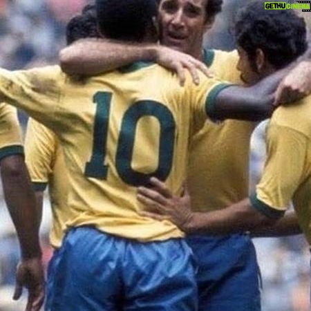 Thiago Rodrigues - 3 Likes - O futebol brasileiro não é mais o mesmo! Mas não só o futebol! O mundo mudou, as pessoas mudaram, e nessa ciranda cirandinha, deixamos muitas coisas pelo caminho. Isso acontece na vida pessoal de cada um, muitas vezes deixamos as armas que Deus nos presenteou pra trás, e também acontece no coletivo, no inconsciente coletivo de um dos maiores orgulhos nacionais, a seleção brasileira de futebol!
Antigamente, os brasileiros sabiam e sentiam que a seleção era do povo, tinha a cara do povo, expressava em campo o que o povo sentia todos os dias na vida, havia uma simbiose entre cidadão comum e o camisa 10 do Brasil. Éramos todos mais semelhantes. Hoje, a seleção é de uma CBF falida moralmente! Uma organização cheia de defeitos, histórias e mais histórias cabeludas de conchavos e corrupção. Presidentes presos, foragidos, outros que ninguém sabe de onde surgiram. Um negócio, apenas um grande negócio.
O Neymar é craque, mas quem é Savinho?(com todo respeito) Como olhar pra nossa lateral esquerda e não pensar que durante anos o Roberto Carlos vestiu a camisa 6? E o Zico? E o Pelé? Meu Deus do céu!!! Rivelino, Romário, Ronaldo, Ronaldinho Gaúcho, Rivaldo, Bebeto, Gerson, Aldair, Garrincha, Falcão. São tantos! O que aconteceu com esse berço infinito de craques "made in Brazil" ? As críticas esportivas são levadas para o lado pessoal! Ninguém pode criticar o jogador! São intocáveis! Ah é recalque, é inveja... Não senhor! Pensem, reflitam, olhem pro passado!
Acho que deveríamos voltar a ter mata mata no campeonato brasileiro, esporte de regularidade é RALÍ! Rali dos sertões, Paris Dakar. Nesse esporte o mais regular é o melhor, mas no futebol? Na Europa pode ser assim, mas porquê aqui? Aqui sempre o melhor foi o time que naquele dia soube decidir, naquele jogo, naquele lance! Fomos forjados assim! Agora nessa onda de copiar tudo que se vê na Europa, deixamos nosso poder de decisão pra trás... Futebol brasileiro nunca foi nem nunca será esporte de regularidade! Os mais jovens nunca vão entender o que foi torcer pela seleção mais temida do universo!
Mas o problema é bem mais complexo, bem mais!