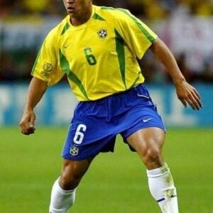 Thiago Rodrigues Instagram - O futebol brasileiro não é mais o mesmo! Mas não só o futebol! O mundo mudou, as pessoas mudaram, e nessa ciranda cirandinha, deixamos muitas coisas pelo caminho. Isso acontece na vida pessoal de cada um, muitas vezes deixamos as armas que Deus nos presenteou pra trás, e também acontece no coletivo, no inconsciente coletivo de um dos maiores orgulhos nacionais, a seleção brasileira de futebol! 
Antigamente, os brasileiros sabiam e sentiam que a seleção era do povo, tinha a cara do povo, expressava em campo o que o povo sentia todos os dias na vida, havia uma simbiose entre cidadão comum e o camisa 10 do Brasil. Éramos todos mais semelhantes. Hoje, a seleção é de uma CBF falida moralmente! Uma organização cheia de defeitos, histórias e mais histórias cabeludas de conchavos e corrupção. Presidentes presos, foragidos, outros que ninguém sabe de onde surgiram. Um negócio, apenas um grande negócio. 
O Neymar é craque, mas quem é Savinho?(com todo respeito) Como olhar pra nossa lateral esquerda e não pensar que durante anos o Roberto Carlos vestiu a camisa 6? E o Zico? E o Pelé? Meu Deus do céu!!! Rivelino, Romário, Ronaldo, Ronaldinho Gaúcho, Rivaldo, Bebeto, Gerson, Aldair, Garrincha, Falcão. São tantos! O que aconteceu com esse berço infinito de craques "made in Brazil" ? As críticas esportivas são levadas para o lado pessoal! Ninguém pode criticar o jogador! São intocáveis! Ah é recalque, é inveja... Não senhor! Pensem, reflitam, olhem pro passado!

Acho que deveríamos voltar a ter mata mata no campeonato brasileiro, esporte de regularidade é RALÍ! Rali dos sertões, Paris Dakar. Nesse esporte o mais regular é o melhor, mas no futebol? Na Europa pode ser assim, mas porquê aqui? Aqui sempre o melhor foi o time que naquele dia soube decidir, naquele jogo, naquele lance! Fomos forjados assim! Agora nessa onda de copiar tudo que se vê na Europa, deixamos nosso poder de decisão pra trás... Futebol brasileiro nunca foi nem nunca será esporte de regularidade! Os mais jovens nunca vão entender o que foi torcer pela seleção mais temida do universo!
Mas o problema é bem mais complexo, bem mais!