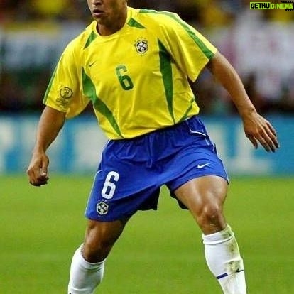 Thiago Rodrigues - 3 Likes - O futebol brasileiro não é mais o mesmo! Mas não só o futebol! O mundo mudou, as pessoas mudaram, e nessa ciranda cirandinha, deixamos muitas coisas pelo caminho. Isso acontece na vida pessoal de cada um, muitas vezes deixamos as armas que Deus nos presenteou pra trás, e também acontece no coletivo, no inconsciente coletivo de um dos maiores orgulhos nacionais, a seleção brasileira de futebol!
Antigamente, os brasileiros sabiam e sentiam que a seleção era do povo, tinha a cara do povo, expressava em campo o que o povo sentia todos os dias na vida, havia uma simbiose entre cidadão comum e o camisa 10 do Brasil. Éramos todos mais semelhantes. Hoje, a seleção é de uma CBF falida moralmente! Uma organização cheia de defeitos, histórias e mais histórias cabeludas de conchavos e corrupção. Presidentes presos, foragidos, outros que ninguém sabe de onde surgiram. Um negócio, apenas um grande negócio.
O Neymar é craque, mas quem é Savinho?(com todo respeito) Como olhar pra nossa lateral esquerda e não pensar que durante anos o Roberto Carlos vestiu a camisa 6? E o Zico? E o Pelé? Meu Deus do céu!!! Rivelino, Romário, Ronaldo, Ronaldinho Gaúcho, Rivaldo, Bebeto, Gerson, Aldair, Garrincha, Falcão. São tantos! O que aconteceu com esse berço infinito de craques "made in Brazil" ? As críticas esportivas são levadas para o lado pessoal! Ninguém pode criticar o jogador! São intocáveis! Ah é recalque, é inveja... Não senhor! Pensem, reflitam, olhem pro passado!
Acho que deveríamos voltar a ter mata mata no campeonato brasileiro, esporte de regularidade é RALÍ! Rali dos sertões, Paris Dakar. Nesse esporte o mais regular é o melhor, mas no futebol? Na Europa pode ser assim, mas porquê aqui? Aqui sempre o melhor foi o time que naquele dia soube decidir, naquele jogo, naquele lance! Fomos forjados assim! Agora nessa onda de copiar tudo que se vê na Europa, deixamos nosso poder de decisão pra trás... Futebol brasileiro nunca foi nem nunca será esporte de regularidade! Os mais jovens nunca vão entender o que foi torcer pela seleção mais temida do universo!
Mas o problema é bem mais complexo, bem mais!