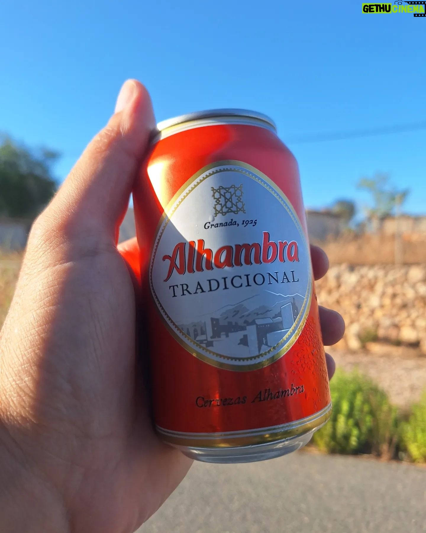 Thiago Rodrigues - 3 Likes - A Caló des Moro em Mallorca é um paraíso! Tem uma galera mas nada atrapalha a conexão que você tem com esse mar absolutamente transparente! Água com temperatura quase Ceará!!! O caminho para a praia é demais, você passa por umas cidades de pedra, não dá pra imaginar que em breve estará num lugar como esse! Leve seus óculos para mergulho ( que é bem barato em qualquer mercado ) e também sua bolsa térmica com suas bebidas e comidinhas...
Final das contas, foi um dia pra sempre em minhas lembranças da vida! Mallorca merece demais conhecer! 🇪🇦❤️🍻😎
#calodesmoro
#mallorca
#spain