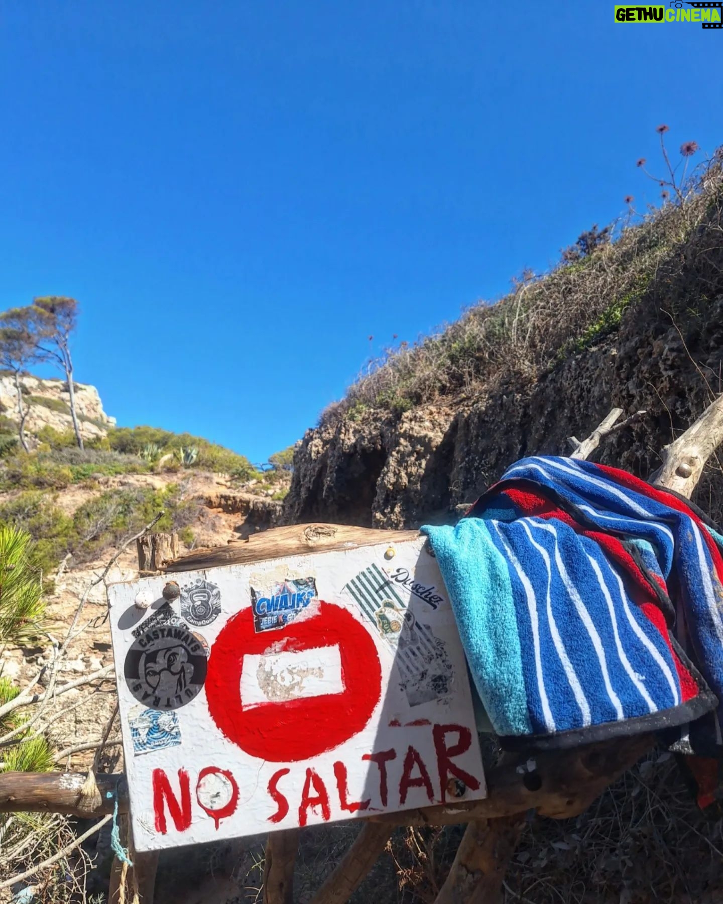 Thiago Rodrigues - 3 Likes - A Caló des Moro em Mallorca é um paraíso! Tem uma galera mas nada atrapalha a conexão que você tem com esse mar absolutamente transparente! Água com temperatura quase Ceará!!! O caminho para a praia é demais, você passa por umas cidades de pedra, não dá pra imaginar que em breve estará num lugar como esse! Leve seus óculos para mergulho ( que é bem barato em qualquer mercado ) e também sua bolsa térmica com suas bebidas e comidinhas...
Final das contas, foi um dia pra sempre em minhas lembranças da vida! Mallorca merece demais conhecer! 🇪🇦❤️🍻😎
#calodesmoro
#mallorca
#spain