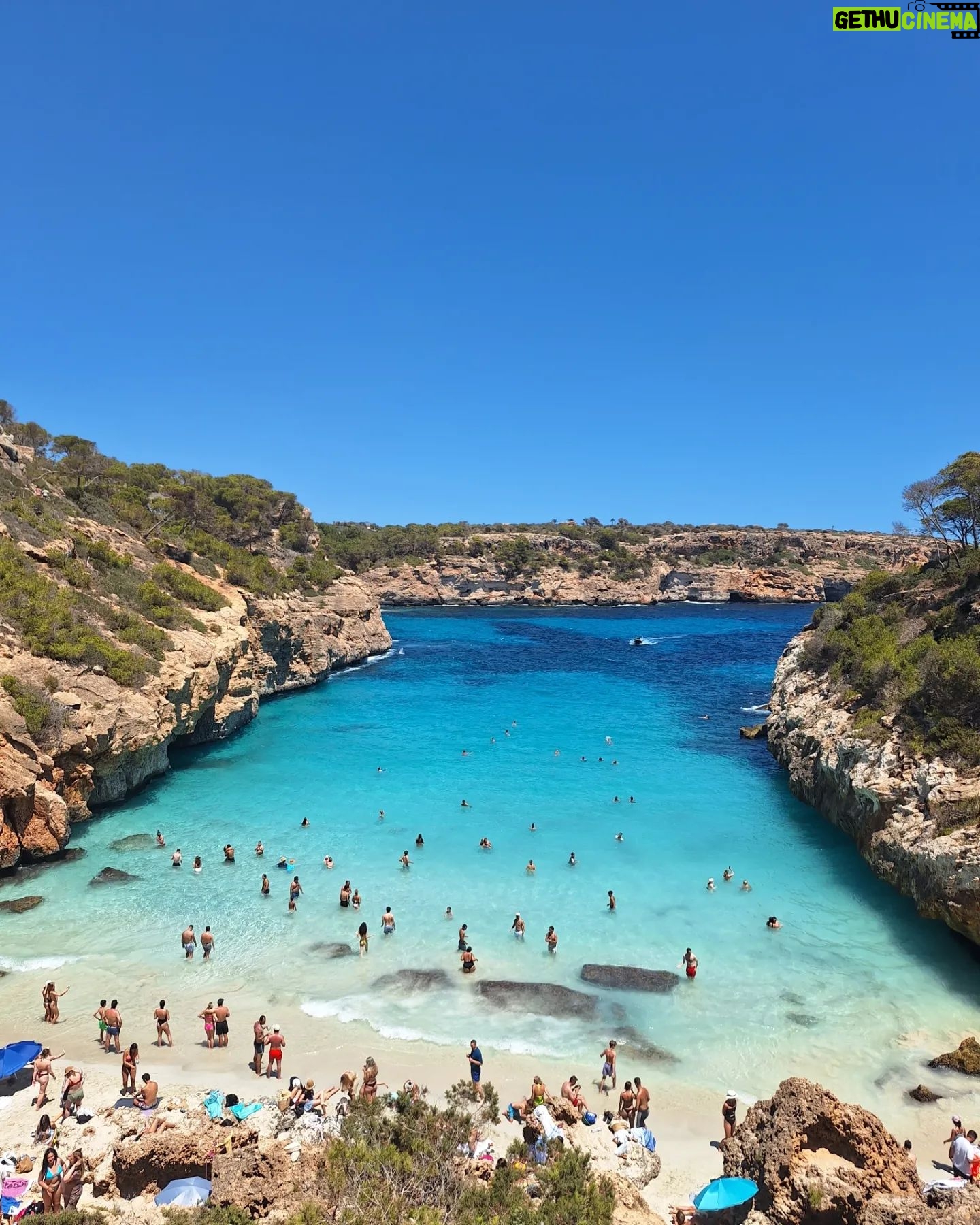 Thiago Rodrigues - 3 Likes - A Caló des Moro em Mallorca é um paraíso! Tem uma galera mas nada atrapalha a conexão que você tem com esse mar absolutamente transparente! Água com temperatura quase Ceará!!! O caminho para a praia é demais, você passa por umas cidades de pedra, não dá pra imaginar que em breve estará num lugar como esse! Leve seus óculos para mergulho ( que é bem barato em qualquer mercado ) e também sua bolsa térmica com suas bebidas e comidinhas...
Final das contas, foi um dia pra sempre em minhas lembranças da vida! Mallorca merece demais conhecer! 🇪🇦❤️🍻😎
#calodesmoro
#mallorca
#spain