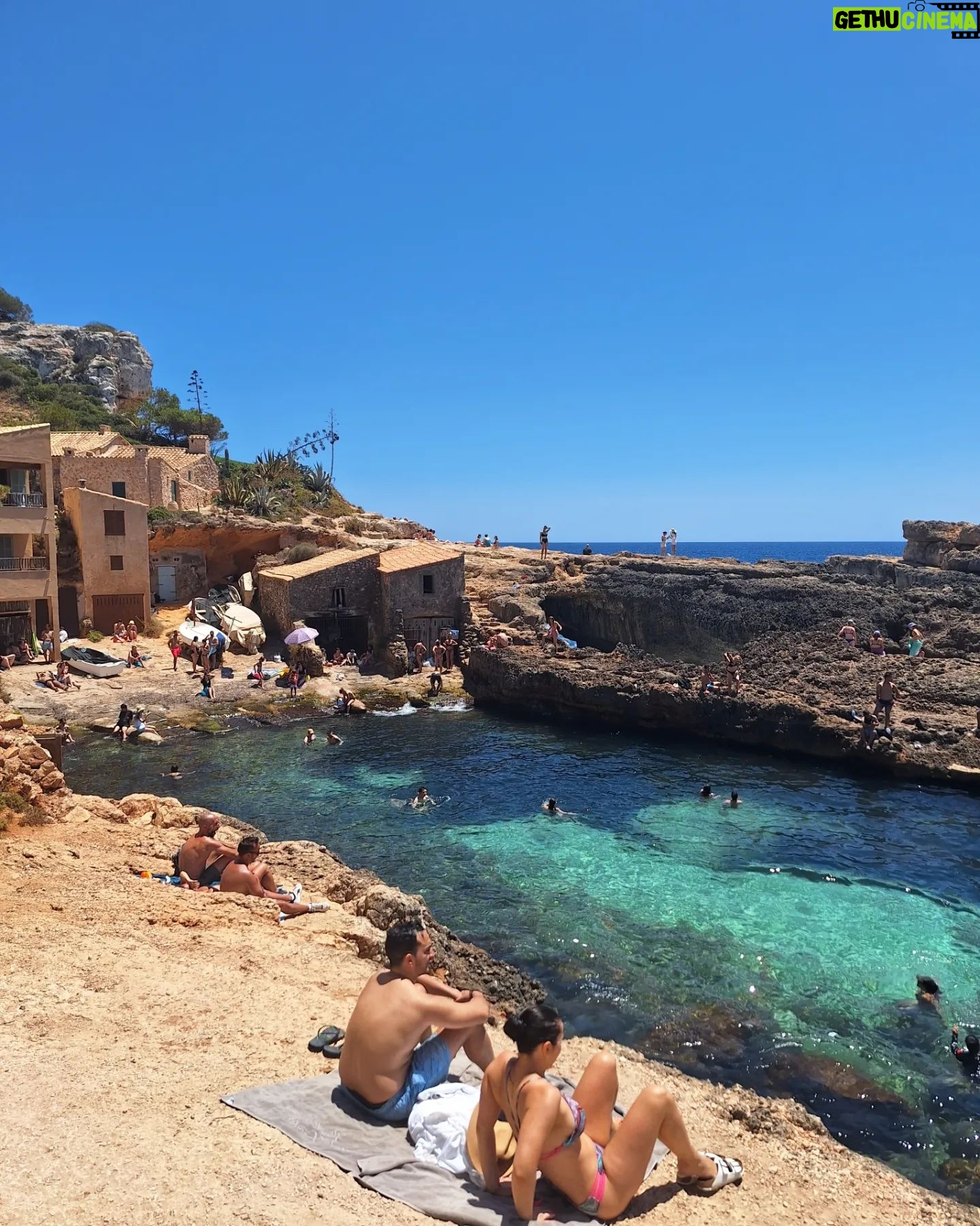 Thiago Rodrigues - 3 Likes - A Caló des Moro em Mallorca é um paraíso! Tem uma galera mas nada atrapalha a conexão que você tem com esse mar absolutamente transparente! Água com temperatura quase Ceará!!! O caminho para a praia é demais, você passa por umas cidades de pedra, não dá pra imaginar que em breve estará num lugar como esse! Leve seus óculos para mergulho ( que é bem barato em qualquer mercado ) e também sua bolsa térmica com suas bebidas e comidinhas...
Final das contas, foi um dia pra sempre em minhas lembranças da vida! Mallorca merece demais conhecer! 🇪🇦❤️🍻😎
#calodesmoro
#mallorca
#spain