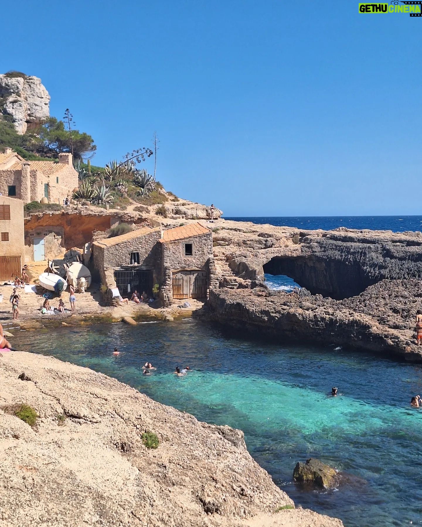 Thiago Rodrigues - 3 Likes - A Caló des Moro em Mallorca é um paraíso! Tem uma galera mas nada atrapalha a conexão que você tem com esse mar absolutamente transparente! Água com temperatura quase Ceará!!! O caminho para a praia é demais, você passa por umas cidades de pedra, não dá pra imaginar que em breve estará num lugar como esse! Leve seus óculos para mergulho ( que é bem barato em qualquer mercado ) e também sua bolsa térmica com suas bebidas e comidinhas...
Final das contas, foi um dia pra sempre em minhas lembranças da vida! Mallorca merece demais conhecer! 🇪🇦❤️🍻😎
#calodesmoro
#mallorca
#spain