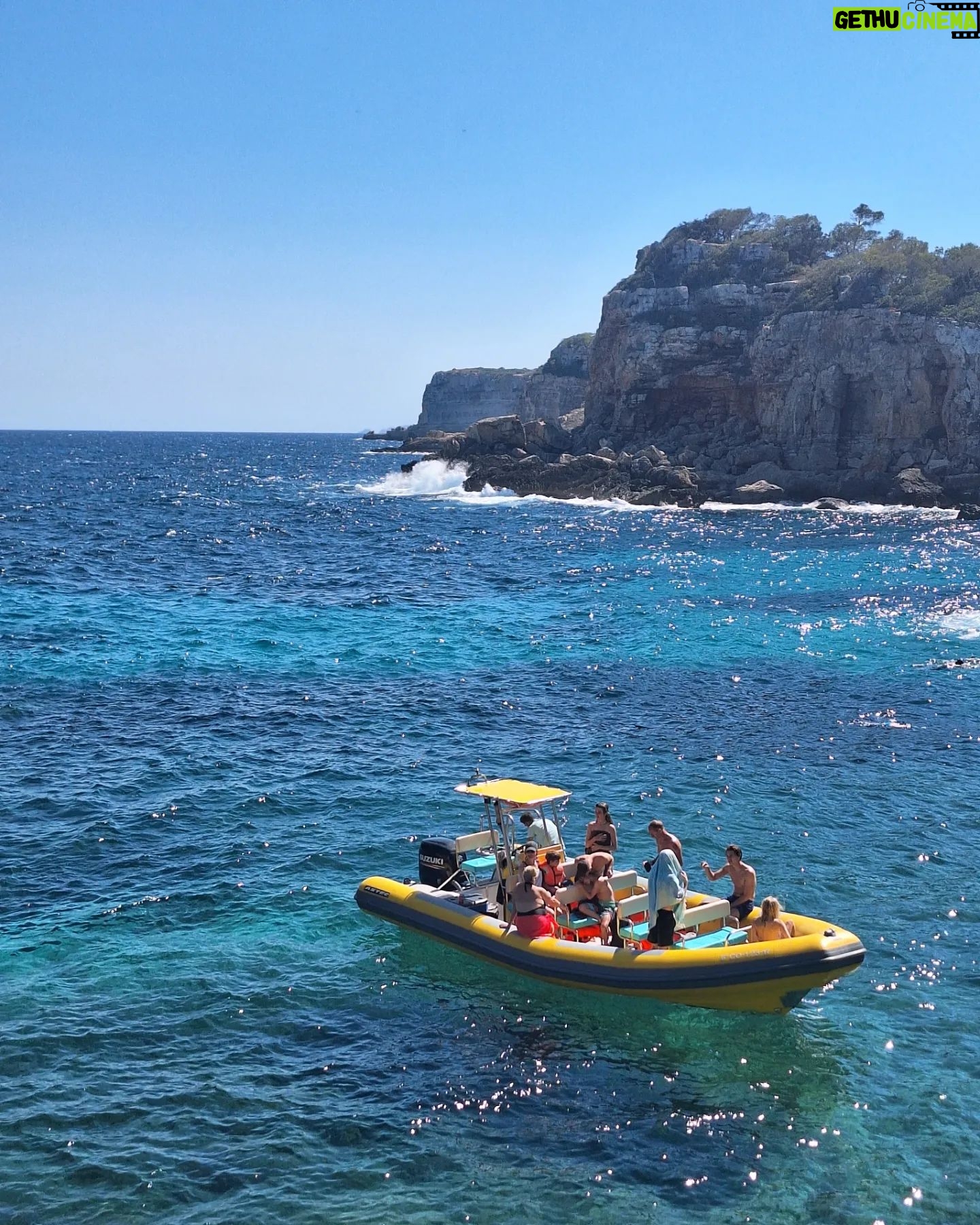 Thiago Rodrigues - 3 Likes - A Caló des Moro em Mallorca é um paraíso! Tem uma galera mas nada atrapalha a conexão que você tem com esse mar absolutamente transparente! Água com temperatura quase Ceará!!! O caminho para a praia é demais, você passa por umas cidades de pedra, não dá pra imaginar que em breve estará num lugar como esse! Leve seus óculos para mergulho ( que é bem barato em qualquer mercado ) e também sua bolsa térmica com suas bebidas e comidinhas...
Final das contas, foi um dia pra sempre em minhas lembranças da vida! Mallorca merece demais conhecer! 🇪🇦❤️🍻😎
#calodesmoro
#mallorca
#spain