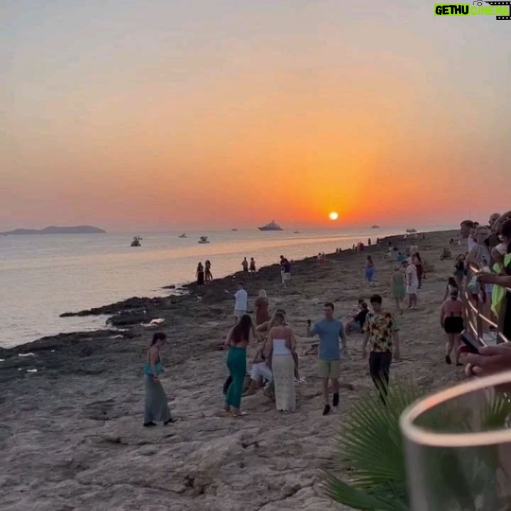 Thiago Rodrigues - 3 Likes - Ibiza sem filtros com meu carinho @marizaffari por do sol inesquecível! 🇪🇦❤️
#ibiza
#spain
#winelover