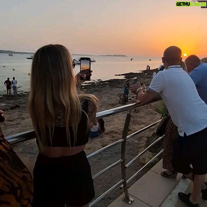Thiago Rodrigues - 3 Likes - Ibiza sem filtros com meu carinho @marizaffari por do sol inesquecível! 🇪🇦❤️
#ibiza
#spain
#winelover