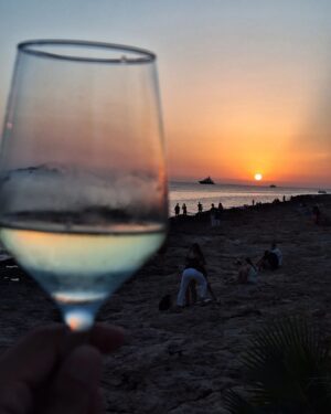 Thiago Rodrigues Instagram - Ibiza sem filtros com meu carinho @marizaffari por do sol inesquecível! 🇪🇦❤️

#ibiza
#spain
#winelover