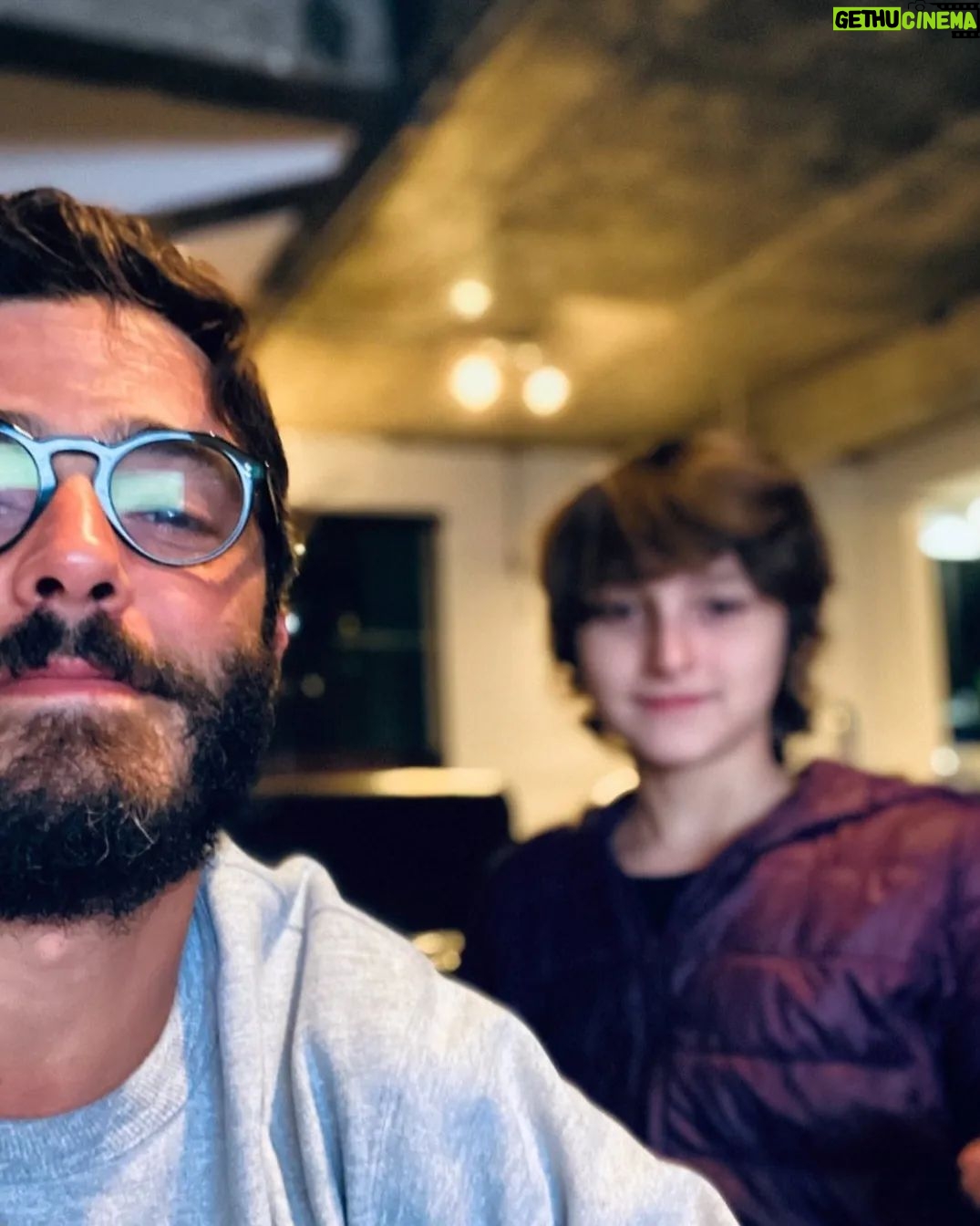 Thiago Rodrigues - 3 Likes - Gabriel meu filho, hoje é teu dia! 15 anos! Eu te amo tanto!
Eu amo tudo em você! Tenho um orgulho imenso de ser teu pai!
Peço a Deus todos os dias, TODOS, que ele ilumine seus passos e seus sonhos! Eu estarei sempre aqui pra ajudar, suportar, abraçar e amar todas as suas escolhas.
Muitas vezes a vida nos coloca no caminho da provação! Frustrações doloridas, ansiedades e a sensação de estar fora da rota! Assim que é! Ok, vamos em frente! Mas Deus deu armas a todos para que possam superar esses obstáculos, seguir em frente, pra lutar e conquistar! O trabalho de casa é reconhecer essas armas, apurar nossas habilidades específicas e traçar objetivos, um a um! Cair e levantar com a alegria de saber que tudo vai dar certo!
Apesar de saber que só você será capaz de desbravar essas trilhas tortuosas da vida, saiba, você nunca estará sozinho! Dói aí, dói aqui! Vence aí, venço e celebro aqui! Pra sempre! Até o fim!!!
Parabéns meu filho, eu te amo muito!
❤️