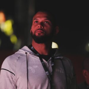 Thiago Santos Instagram - As vezes estamos bem, outras vezes nem tanto. Encontrar equilíbrio não significa evitar altos e baixos, mas aprender a lidar com eles. É enfrentar os momentos bons e ruins com calma, crescendo e sendo forte, mesmo quando as coisas mudam. 
.
🇺🇸 Sometimes we are fine, other times not so much. Finding balance doesn’t mean avoiding ups and downs, but learning to deal with them. It’s about facing good and bad times calmly, growing and being strong, even when things change.