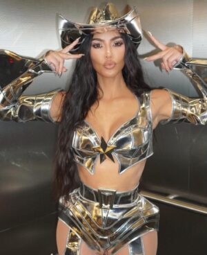 Thierry Mugler Instagram - 🚀🤠🚀 CowBot Girl ! @kimkardashian - Part 2 - Best Fun Energy in the Universe ♥️♥️♥️ #Halloween #Costume #halloweencostume 
.
.
#kimkardashian #kimk #mugler #thierrymugler #manfredthierrymugler #halloween2021 #spacecowboy #spacecowgirl 
Manager : @jbrougeot #jbrougeot