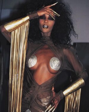 Thierry Mugler Instagram - ✨🔥✨1986 - Golden Sunday with  Empress @the_real_iman !!
Pic by @roxannelowit ✨✨✨
#Couture  #iman #imanbowie #Muglerarchives #mugler #thierrymugler #manfredthierrymugler
© Roxanne Lowit⠀⠀
Manager : @jbrougeot #jbrougeot