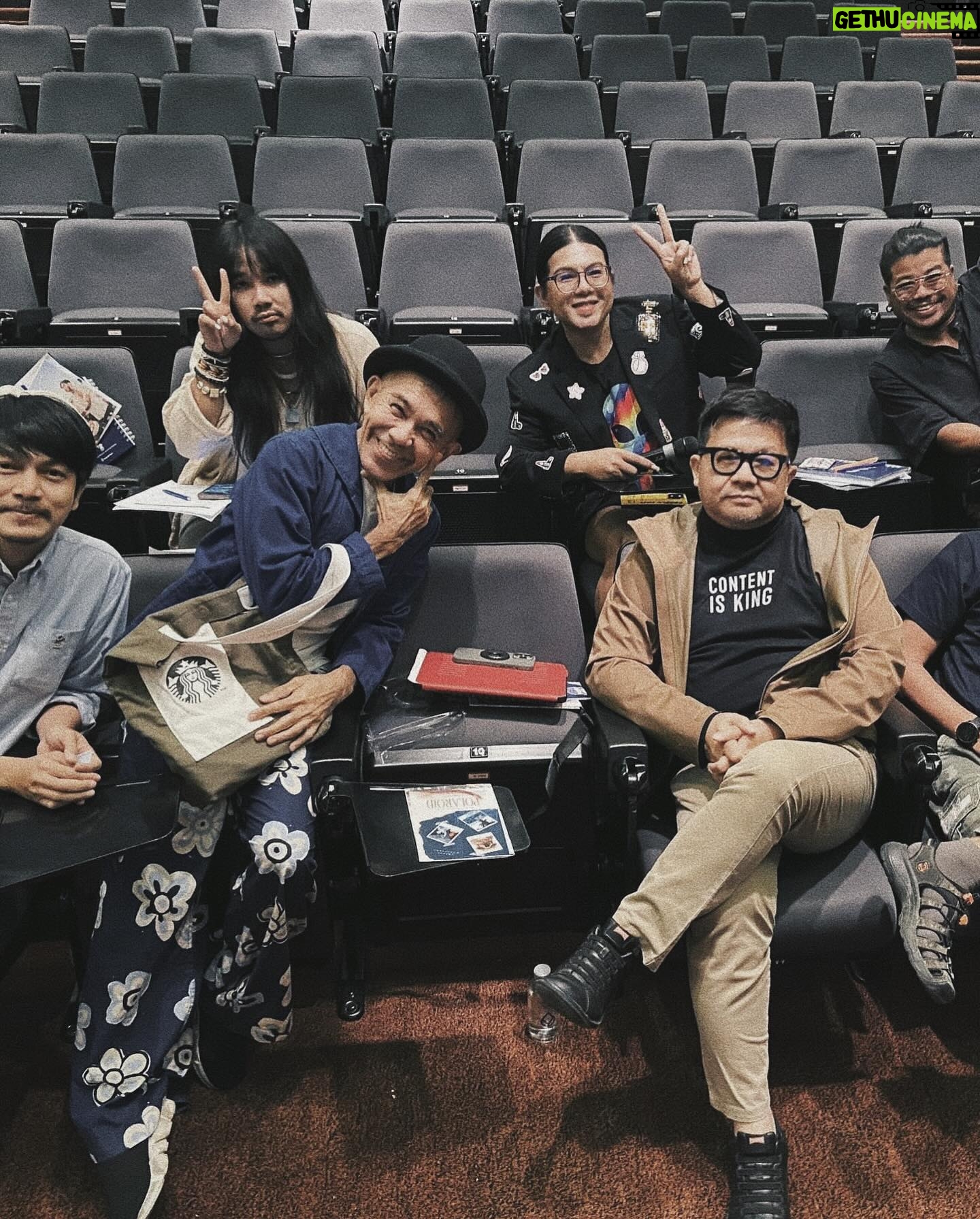 Thiti Srinuan - 8K Likes - ขอบคุณพี่ๆผู้กำกับและทีมงานเบื้องหลังโครงการทุกๆคนนะครับ ที่ให้โอกาสผมเป็นส่วนหนึ่งของโครงการนี้ มันดี และมีความสุขและสนุกมากๆเวลามาเจอพี่เเล้วได้พูดคุยหรือคำแนะนำต่างๆ ผมได้เรียนรู้มุมมองต่างๆจากพี่เยอะมากๆ และมันจะเป็นแรงผลักดันหรือแรงบันดาลใจที่ดีสำหรับผมนะครับ ผมก็ดีใจที่ได้เห็นน้องๆที่มีความฝัน เรียนรู้พัฒนาตัวเองเพื่อเป้าหมายของแต่ละคน น้องๆเก่งมากๆ มีโอกาสได้พบกันอีกนะครับ 💚🙏🏻
ยินดีกับน้องๆทุกๆทีมและทีม ”เทพเจ้ากิม“
ที่ผมได้มีโอกาสเป็นที่ปรึกษา
ยินดีกับรางวัลรองชนะเลิศอันดับ 1
ในโครงการ Young Director Award Season2
เรื่อง ”พญาตม“
เรียนรู้ เเก้ไข เข้าใจ เติบโต 🌳
มนต์เสน่ห์ เเห่งแดน ’อีสาน‘
#satunproduction
#youngdirectoraward
#ผู้กำกับน้อย #ผู้กำกับน้อยซีซั่น2 #ธนาคารกรุงเทพ