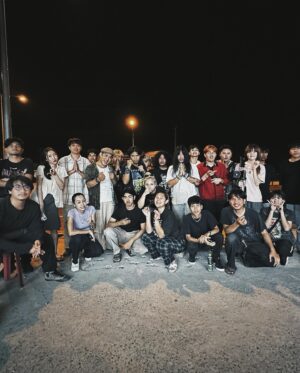 Thiti Srinuan Instagram - ‘แอบเก็บความในใจไว้ภายในแว่นเรย์แบนสีดำ’ - TaitosmitH ⛩️
https://youtu.be/bu-egkiKy78?si=r3plORdIAoTdtrRM

BIG IDEA : จะเกิดอะไรขึ้นถ้าเราต้องแอบรักคนที่เราชอบตั้งแต่เด็กจนโต

Theme : บาดแผลจากความลับ ไม่อาจหายไปจากความทรงจำ

Log line : ทุกความลับ คือ ความจริง ที่ไม่อยากให้ใครรับรู้

Need : ความลับ ยิ่งเก็บนาน ยิ่งเจ็บปวด

-บางครั้งการได้แค่แอบรักอย่างลับๆ แค่นี้ก็อาจจะมีความสุขแล้ว

Genre : Drama I Romantic 

Goal : บางครั้งถ้าเรายินดีที่จะมีความลับ เราอาจต้องยินดีให้กับ ความเจ็บปวดด้วย

SATUN production house

Producer : Ronnachai lalun
Production Manager : Aung Panudda Siriteepakakorn

Director : ขยะหน้าต้นไม้ 
Screenwritet : Ratchanon Saithon
Assistant Director : Nonlove lalun , Supharat  Srina , Atiya rungsri
Director of photography : Jirayu Kanachart
Focus Puller : Phanu Duangta
First Assistant Camera : Anupap Kanpradab
Assistant Camera : Pattarapon Thongsombat 
Video man : Arisa Monpungtiem
Dit & Loader : Pornphoomin Chantakham
Runner : Korawit Laongkhom
Gaffer : Panapon Sankum
Still : Kit Te , M’meri
Art Director : Anusorn Korsiriwat
First Assistant Art Director : Massaman Saenwa , Nutphakun Sukao , Prapan Petsuwan , Wootza , Parinda maneelam 
Stylish : Jedsadaporn Piyapan
Costume : Chanyanat Haotha
Welfare : แหลมสิงห์ ,  Chollayut Khotchai ,
Nopphon wongkawin
Editor : Supharat  Srina
Colorist :  Pornphoomin Color

เรียนรู้ l แก้ไข l เข้าใจ l เติบโต 🌻

ขอบคุณพี่ๆทางวงและทางค่ายด้วยนะครับที่ให้โอกาส 🙏🏻
ขอบคุณแนักแสดงและทีมงานทุกคนมากๆนะครับ 💚
#ขยะหน้าต้นไม้🌳
#สถุนโปรดักชั่น🎬
#แอบเก็บความในใจไว้ภายในแว่นเรย์แบนสีดำ 
#TaitosmitH #GeneLab #GMMMusic