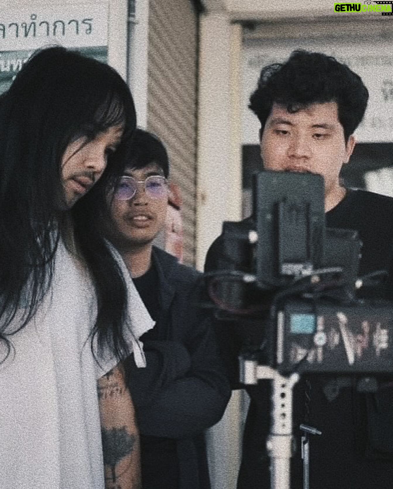Thiti Srinuan - 8K Likes - ขอบคุณพี่ๆผู้กำกับและทีมงานเบื้องหลังโครงการทุกๆคนนะครับ ที่ให้โอกาสผมเป็นส่วนหนึ่งของโครงการนี้ มันดี และมีความสุขและสนุกมากๆเวลามาเจอพี่เเล้วได้พูดคุยหรือคำแนะนำต่างๆ ผมได้เรียนรู้มุมมองต่างๆจากพี่เยอะมากๆ และมันจะเป็นแรงผลักดันหรือแรงบันดาลใจที่ดีสำหรับผมนะครับ ผมก็ดีใจที่ได้เห็นน้องๆที่มีความฝัน เรียนรู้พัฒนาตัวเองเพื่อเป้าหมายของแต่ละคน น้องๆเก่งมากๆ มีโอกาสได้พบกันอีกนะครับ 💚🙏🏻
ยินดีกับน้องๆทุกๆทีมและทีม ”เทพเจ้ากิม“
ที่ผมได้มีโอกาสเป็นที่ปรึกษา
ยินดีกับรางวัลรองชนะเลิศอันดับ 1
ในโครงการ Young Director Award Season2
เรื่อง ”พญาตม“
เรียนรู้ เเก้ไข เข้าใจ เติบโต 🌳
มนต์เสน่ห์ เเห่งแดน ’อีสาน‘
#satunproduction
#youngdirectoraward
#ผู้กำกับน้อย #ผู้กำกับน้อยซีซั่น2 #ธนาคารกรุงเทพ