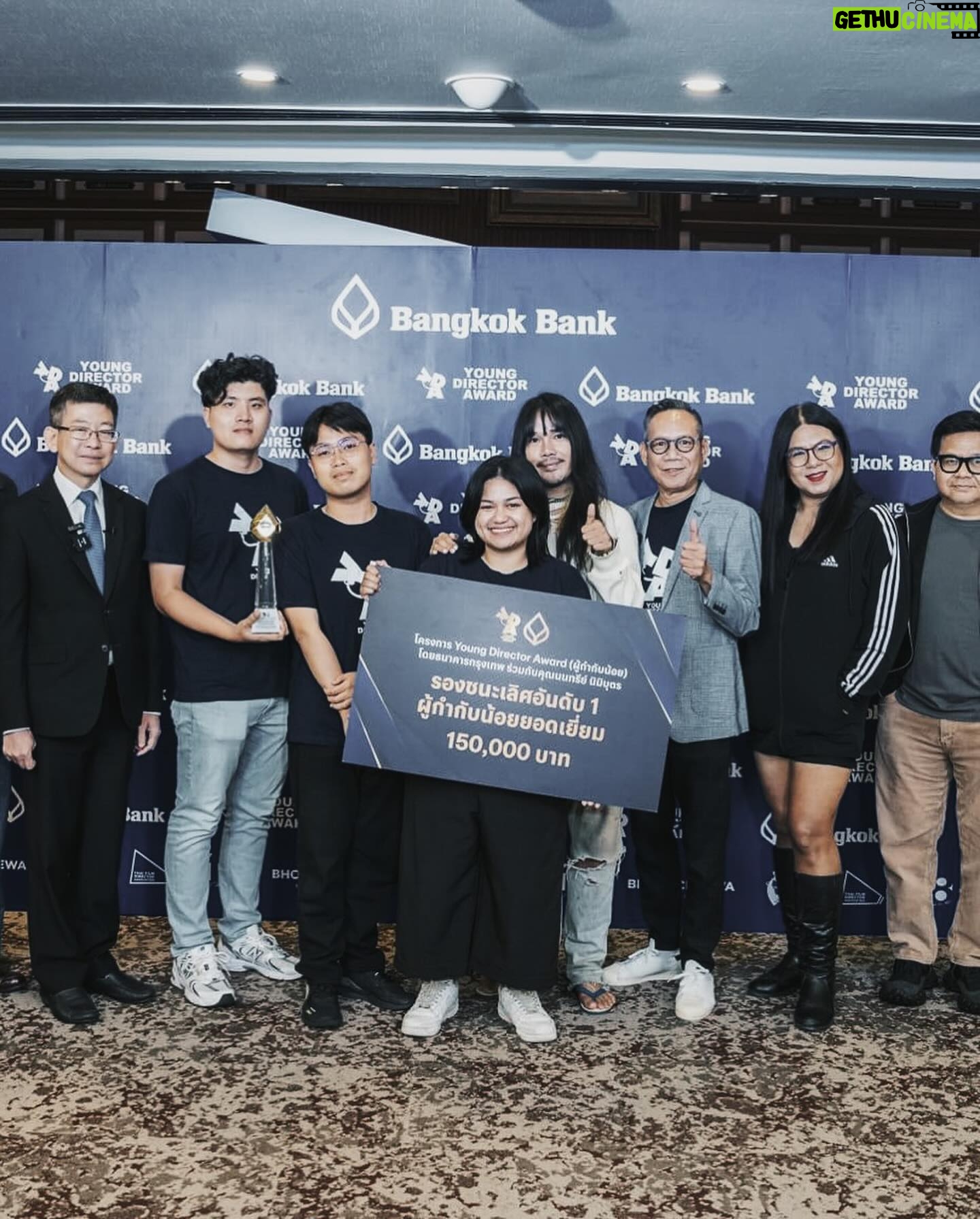 Thiti Srinuan - 8K Likes - ขอบคุณพี่ๆผู้กำกับและทีมงานเบื้องหลังโครงการทุกๆคนนะครับ ที่ให้โอกาสผมเป็นส่วนหนึ่งของโครงการนี้ มันดี และมีความสุขและสนุกมากๆเวลามาเจอพี่เเล้วได้พูดคุยหรือคำแนะนำต่างๆ ผมได้เรียนรู้มุมมองต่างๆจากพี่เยอะมากๆ และมันจะเป็นแรงผลักดันหรือแรงบันดาลใจที่ดีสำหรับผมนะครับ ผมก็ดีใจที่ได้เห็นน้องๆที่มีความฝัน เรียนรู้พัฒนาตัวเองเพื่อเป้าหมายของแต่ละคน น้องๆเก่งมากๆ มีโอกาสได้พบกันอีกนะครับ 💚🙏🏻
ยินดีกับน้องๆทุกๆทีมและทีม ”เทพเจ้ากิม“
ที่ผมได้มีโอกาสเป็นที่ปรึกษา
ยินดีกับรางวัลรองชนะเลิศอันดับ 1
ในโครงการ Young Director Award Season2
เรื่อง ”พญาตม“
เรียนรู้ เเก้ไข เข้าใจ เติบโต 🌳
มนต์เสน่ห์ เเห่งแดน ’อีสาน‘
#satunproduction
#youngdirectoraward
#ผู้กำกับน้อย #ผู้กำกับน้อยซีซั่น2 #ธนาคารกรุงเทพ