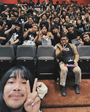 Thiti Srinuan Instagram - ขอบคุณพี่ๆผู้กำกับและทีมงานเบื้องหลังโครงการทุกๆคนนะครับ ที่ให้โอกาสผมเป็นส่วนหนึ่งของโครงการนี้ มันดี และมีความสุขและสนุกมากๆเวลามาเจอพี่เเล้วได้พูดคุยหรือคำแนะนำต่างๆ ผมได้เรียนรู้มุมมองต่างๆจากพี่เยอะมากๆ และมันจะเป็นแรงผลักดันหรือแรงบันดาลใจที่ดีสำหรับผมนะครับ ผมก็ดีใจที่ได้เห็นน้องๆที่มีความฝัน เรียนรู้พัฒนาตัวเองเพื่อเป้าหมายของแต่ละคน น้องๆเก่งมากๆ มีโอกาสได้พบกันอีกนะครับ 💚🙏🏻

ยินดีกับน้องๆทุกๆทีมและทีม ”เทพเจ้ากิม“ 
ที่ผมได้มีโอกาสเป็นที่ปรึกษา
ยินดีกับรางวัลรองชนะเลิศอันดับ 1
ในโครงการ Young Director Award Season2
เรื่อง ”พญาตม“ 

เรียนรู้ เเก้ไข เข้าใจ เติบโต 🌳

มนต์เสน่ห์ เเห่งแดน ’อีสาน‘

#satunproduction
#youngdirectoraward
 #ผู้กำกับน้อย #ผู้กำกับน้อยซีซั่น2 #ธนาคารกรุงเทพ