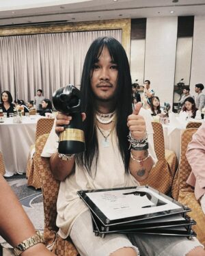Thiti Srinuan Instagram - ขอบคุณมากๆ  ขอบคุณจากใจจริงๆนะครับ 💚🙏🏻

ขอบคุณนักแสดงขอบคุณทีมงานเบื้องหลัง 
และผู้ที่มีส่วนร่วม ทุกๆคน
ขอบคุณทุกคนที่สนับสนุนและซัพพอร์ตหนังพวกเรานะครับ
ขอบคุณรางวัลที่เป็นแรงบันดาลใจ ในการขับเคลื่อนความสุขให้กับการทำงานที่ผมรักด้วยนะครับ
ผมยังต้องเรียนรู้ และพัฒนาตัวเองต่อไปเรื่อยๆนะครับ
 ขอเป็นกำลังใจให้วงการอุตสาหกรรมภาพยนตร์ไทย ทุกคนทุกท่านนะครับ 🤍🙏🏻

“ ภาพยนตร์เรื่อง สัปเหร่อ คว้า 3 รางวัล” 🎬
จากสมาคมผู้กำกับภาพยนตร์ไทยครั้งที่ 13

📌 รางวัลชนะเลิศ ภาพยนตร์ยอดเยี่ยม 
ภาพยนตร์เรื่อง สัปเหร่อ 
สร้างโดย : บริษัท ไทบ้าน สตูดิโอ จำกัด และ บริษัท มูฟวี่ พาร์ทเนอร์ จำกัด 
Producer : สุรศักดิ์ ป้องศร, ศุภณัฐ นามวงศ์, ศชัช บุญโกสุมก์ 

📌 รางวัลชนะเลิศ ผู้กำกับภาพยนตร์ยอดเยี่ยม 
ธิติ ศรีนวล จากภาพยนตร์เรื่อง สัปเหร่อ 
ผู้ช่วยผู้กำกับ 1 อนุสรณ์ ลิ้มฤทัย 
ผู้ช่วยผู้กำกับ 2 รณชัย ลาลุน 
ผู้ช่วยผู้กำกับ 3 พิทยา นิตย์ลาภ 

📌 รางวัลชนะเลิศ ทีมนักแสดงยอดเยี่ยม 
จากภาพยนตร์เรื่อง สัปเหร่อ 
ชาติชาย ชินศรี, นฤพล ใยอิ้ม, อัจฉริยะ ศรีทา, สุธิดา บัวติก, ณัฐวุฒิ แสนยะบุตร, ธนาดล บัวระบัติ, ชมภูมาตย์ ผ่องสนาม, นาราภัทร งดงาม, สมชาย สายอุทา, ภูวเนตร สีชมภู, คำตัน จินดามล, บุญเทา กัญญะพิลา, พัชนิยา ทานาลาด, ทิพารมย์ ยี่วาศรี, สรรพ์พร สมชื่อ, กฤช จันทร์หนองสรวง, อนุชิต สองศรี, วุฒิไกร ดีเสมอ, กันตพงศ์ งานปัญญา, สงกรานต์ สิทธิ, ณัฐกานต์ ปินะถา, กิตตินันท์ ห่วงสมบัติเจริญ

เรียนรู้ l แก้ไข l เข้าใจ l เติบโต 🌳
#สมาคมผู้กำกับภาพยนตร์ไทยครั้งที่13