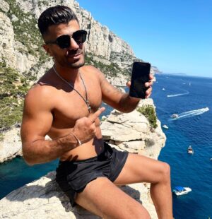 Thomas Adamandopoulos Instagram - 🎁 CONCOURS IPHONE 12 PRO 🎁   
   
Salut les amis ! Aujourd'hui on a la chance de pouvoir vous faire gagner un Iphone 12 Pro 🤩! 

Pour y participer c’est très simple :   
   
1️⃣ Suivre @luxxury.winners et TOUS les comptes que @luxxury.winners suit 
2️⃣ Like ce post   
3️⃣ Invite un max d'ami(e)s à participer (1 commentaire = 1 chance de gagner) 
  
  
🍀🍀 Pour doublez vos chance : 
Partager ce post dans votre story 
Liker les 5 derniers posts de chaque compte 
 
 
Fin du concours le 17 Juillet ! 💫    
Bonne chance à tous 🤞 

#concours #giveaway #Iphone  #iphone12 #iphone12pro #agagner #instaconcours #contest #jeu #concoursfrance #partage #cadeau #jeuconcours #giveaways  #accessories #fashion  #bonnechance