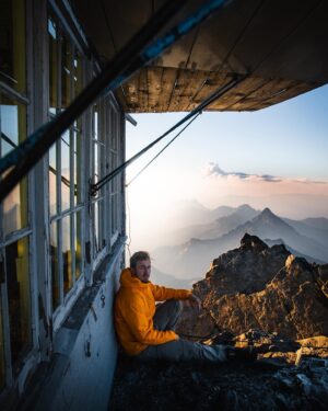 Thomas Brag Instagram - Sunrise perched at the world’s most isolated cabin 🏔🧗‍♂️

📸 by @jguzmannn