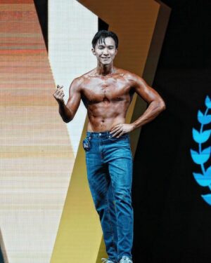 Thomas Chang Instagram - 戰勝自己
感謝健美比賽讓我戰勝自己
因為背部皮膚過敏身上的疤痕
一直都害怕在大家面前裸上身
而這次比賽 #我做到了 
能自信地站你們面前展現
這點我必須給自己一個大大的讚👍

而從一個熱愛健身的人
到下定決心按表操課練到抽筋
明明知道四個月的時間根本不夠
最後以一個#健美菜鳥 越級打怪
但..比賽真的好爽好過癮 #值得

在此也向所有健美選手致意🫡
你們真的太強大了竟如此堅持
未來的路上我會繼續參賽
讓自己的顆粒能一次比一次好

首先要感謝的是我師父 @tienyinli 
我知道我身體天賦不那麼好
你還是願意手把手幫我備賽
120天的旅程感恩你的帶領
但..這次我沒有得到任何獎項
我加倍努力相信未來一定可以🔥

豪哥張傑你們辛苦了！
@rudes1112 @ajchang612 
謝謝你們的用心和付出
@muscle_star_team  明年見？！？

👽特別感謝我的備賽夥伴🫶🏻
#超進階乳清蛋白 @musclefuel.tw 
歡迎輸入我的折扣碼 #thomas1111

#好吃又Q彈的 雞胸肉 @jkchicken 
歡迎洽 @howfunfitness 訂購優惠

最後我想感謝 
#潘洛斯健身學苑 戰隊們
@troybutter @penpensu0713 @shenniolin  @penrosefitacad 
最後感謝的是最後一週
魔鬼衝刺教我Posing的選手 @peter9912_13 謝謝你的耐心指導

備賽過程定期在 #久明診所敦南旗艦 做身體美容的治療
醫師溫柔的跟我說這是長期抗戰
但一切都會好起來的 @dr.garyyoung 

📷 @kenlinfilm 📷

#健美 #健美比賽 #健體 #運動健體 
#元教練 #健身 #健身教練 #增肌減脂