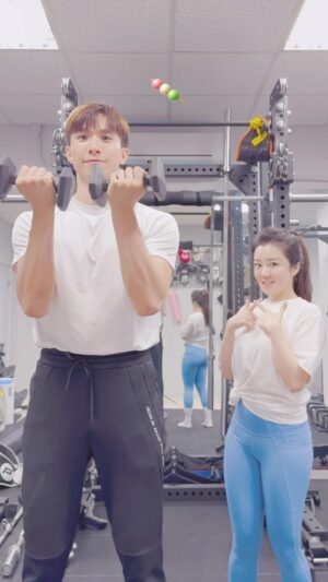 Thomas Chang Instagram - #端午節快樂
今天不吃粽子
是時候找元教練吃糖葫蘆了🍡
就看他給不給😏 （可以不要練腿嗎？）

元教練表示：「現在教練不好當😆…」

#糖葫蘆  #運動日 #Dancing #vibe